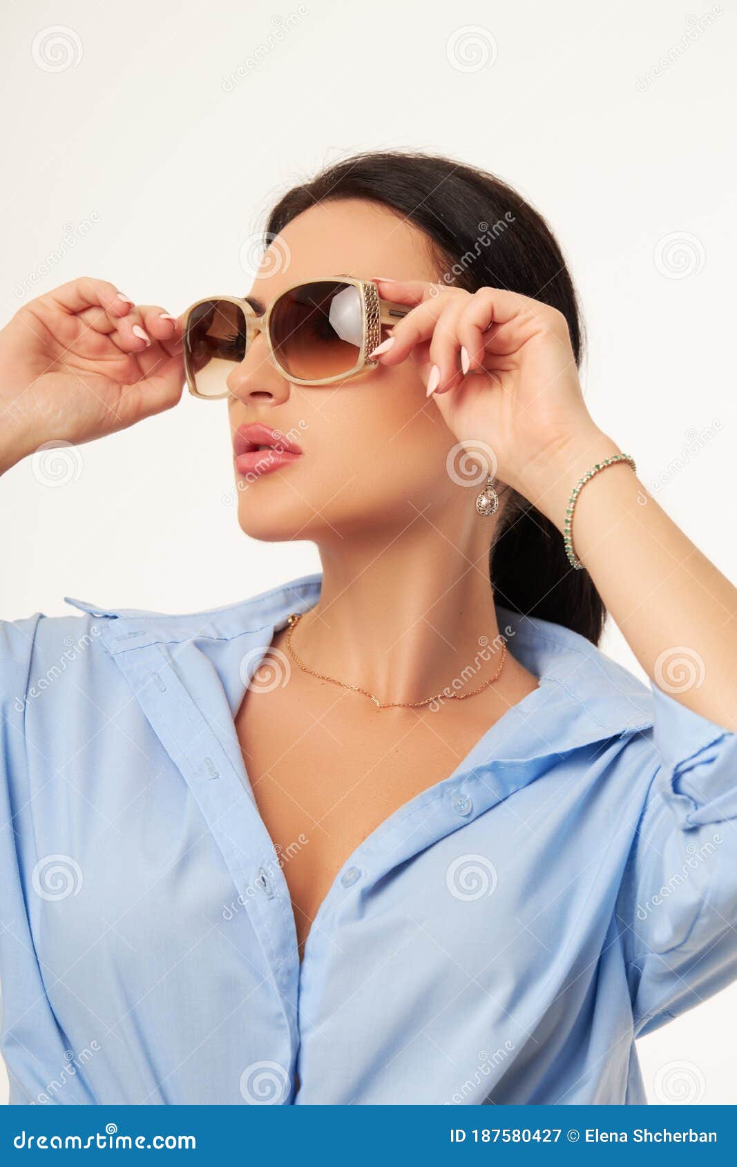 Publicidad De ópticas Y Lentes Posibles Y Modernas. Bella Mujer Con Gafas De Sol De Moda Posando Imagen de archivo - Imagen de manera, modelo: 187580427 Publicidad De ópticas Y Lentes Posibles Y Modernas. Bella Mujer Con Gafas De Sol De Moda Posando Imagen de archivo - Imagen de manera, modelo: 187580427
