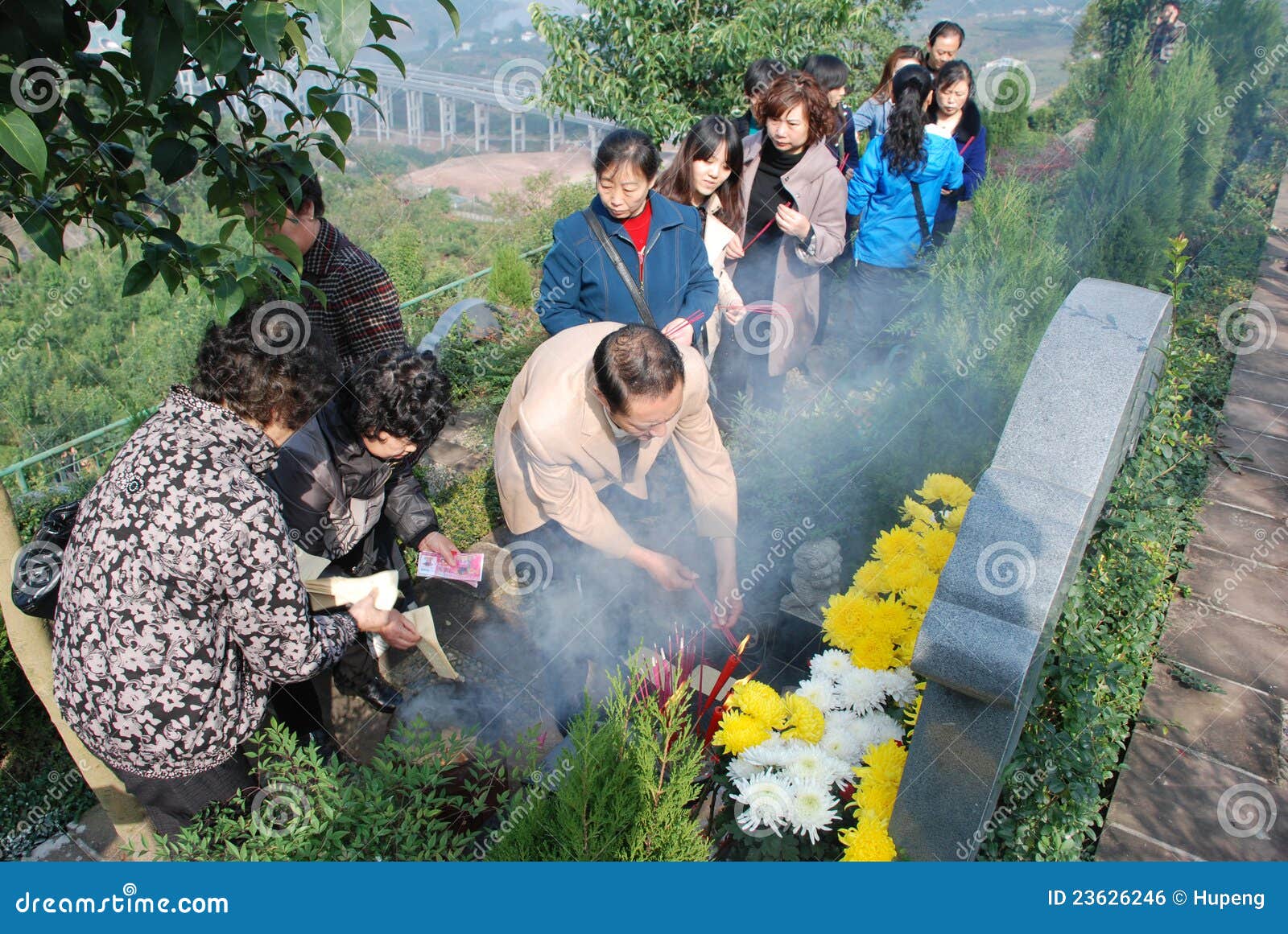 Pueblo Chino El Barrer De La Tumba Foto editorial Imagen de gris