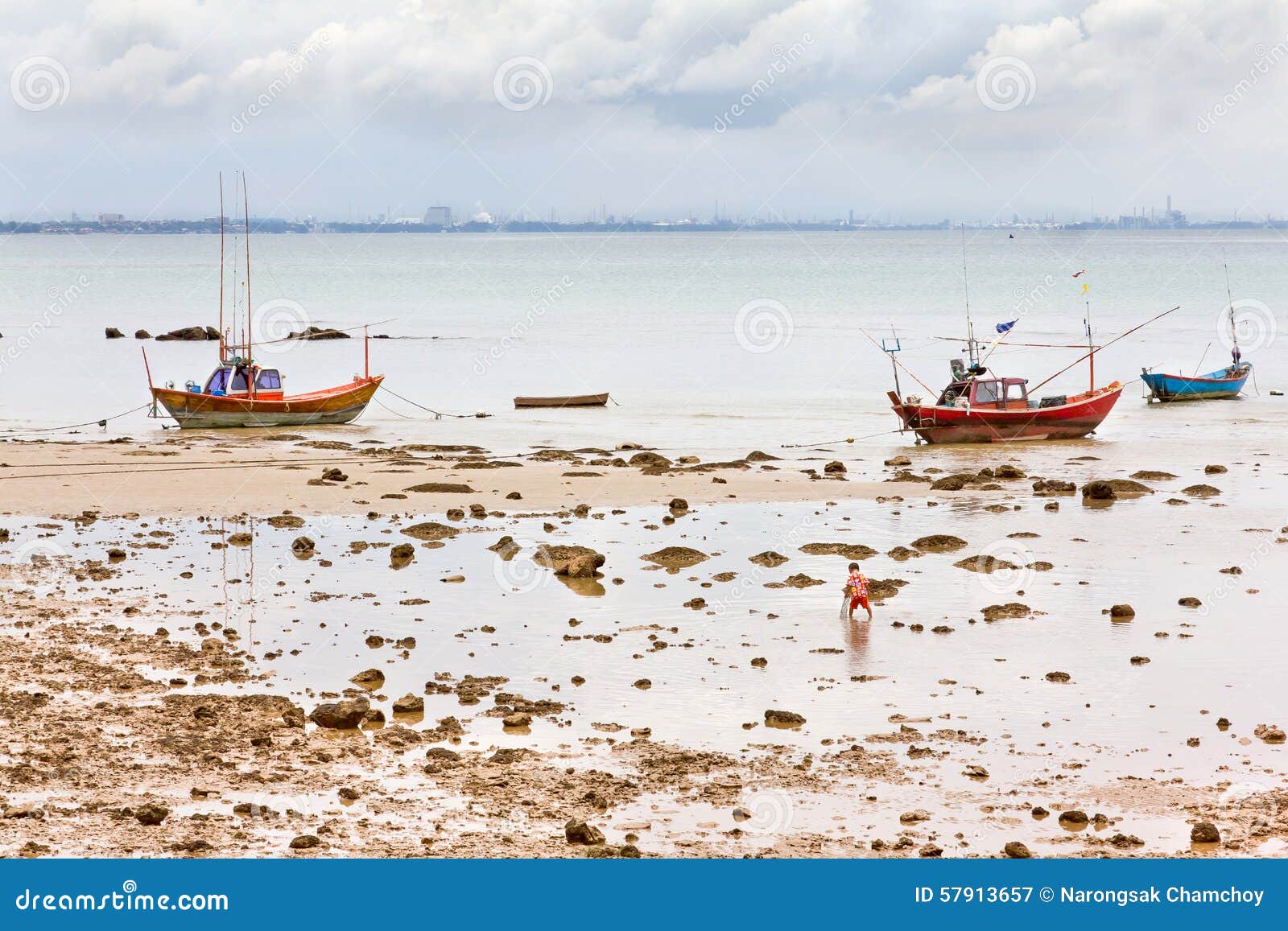 Tormenta tropical que viene adentro al pueblo de los pescadores