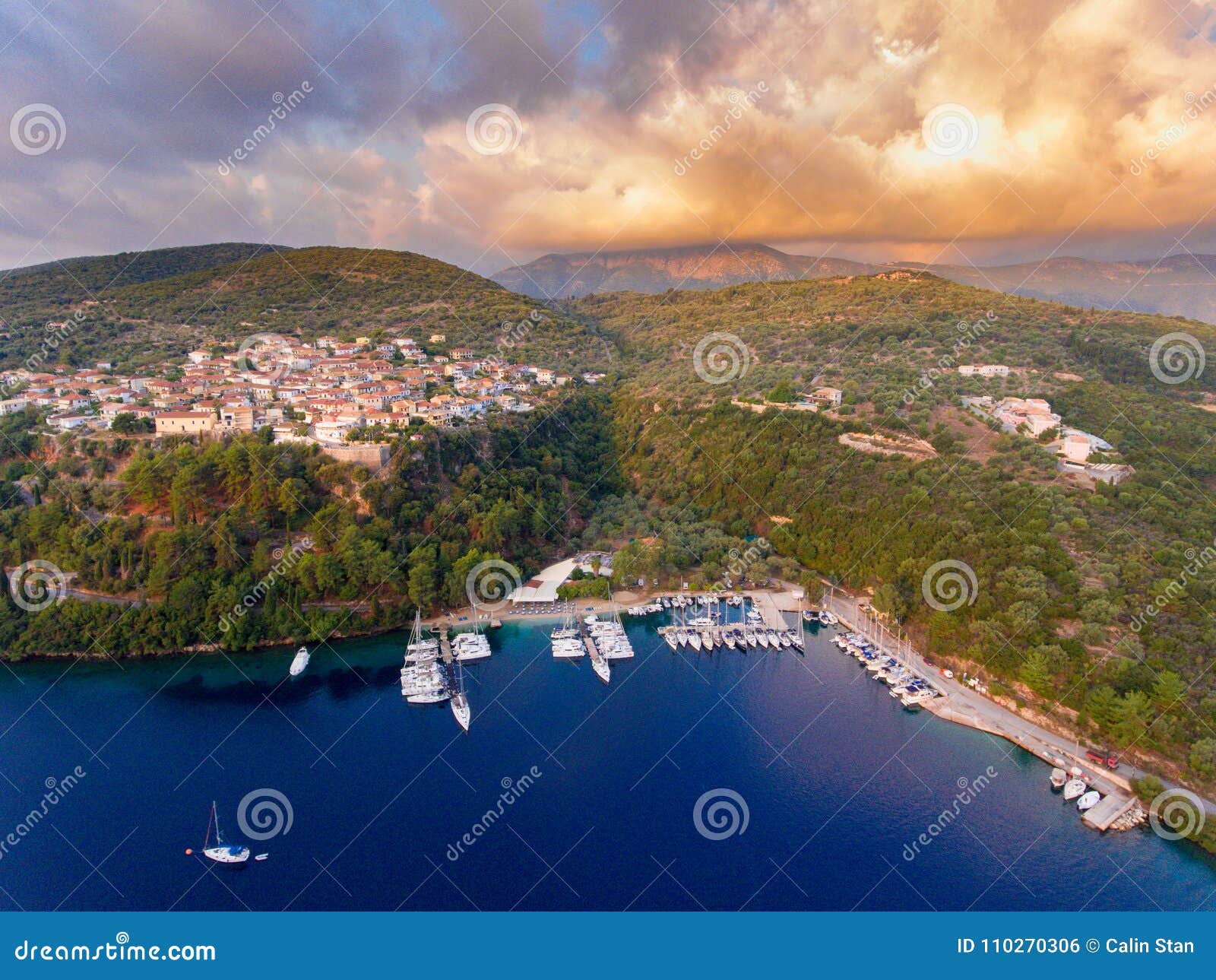 Pueblo De Meganisi Spartochori En La Isla Grecia De Meganissi Foto de ...