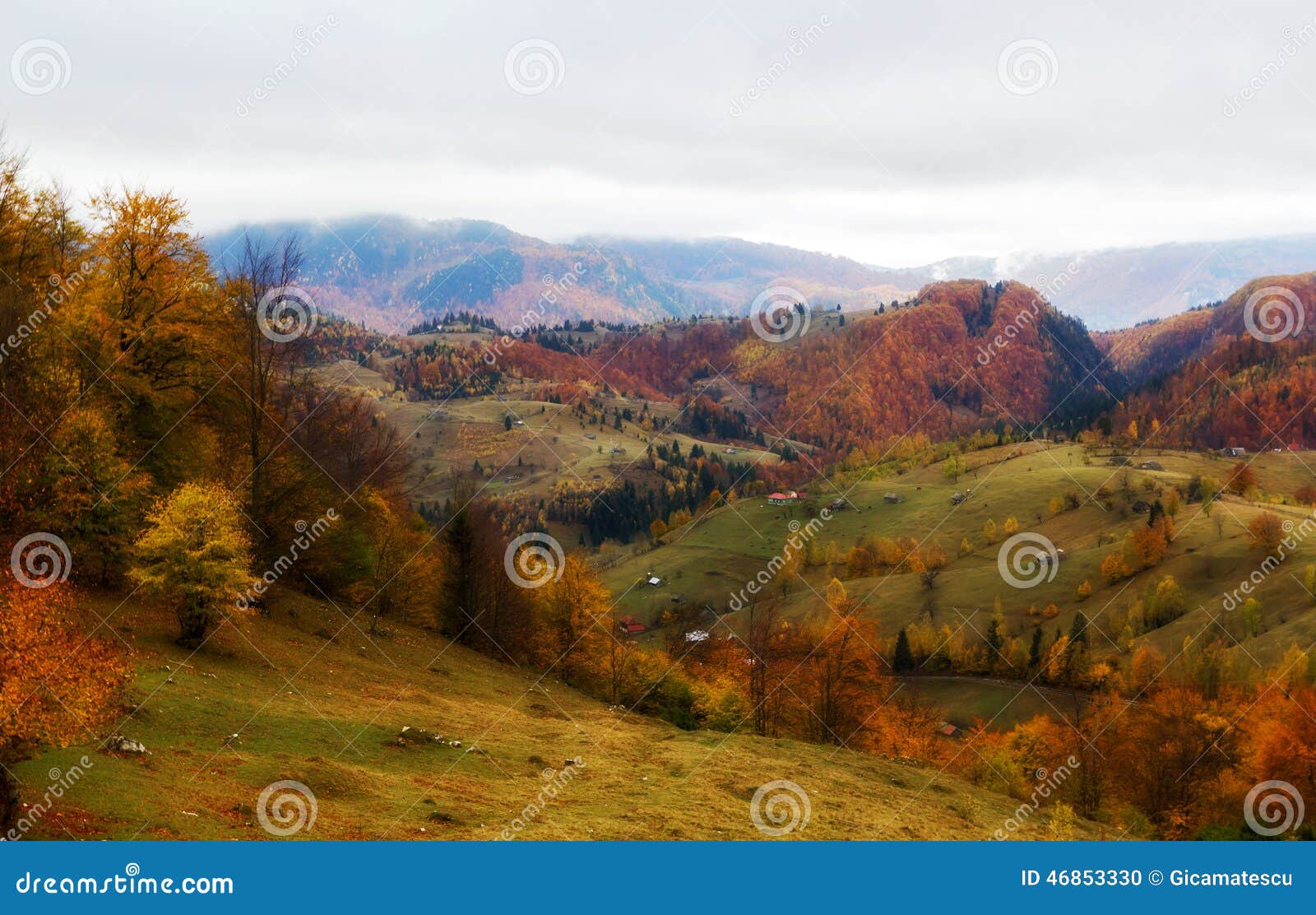 Pueblo de montaña. Pueblo en otoño, condado de Brasov, Rumania de Dambovicioara