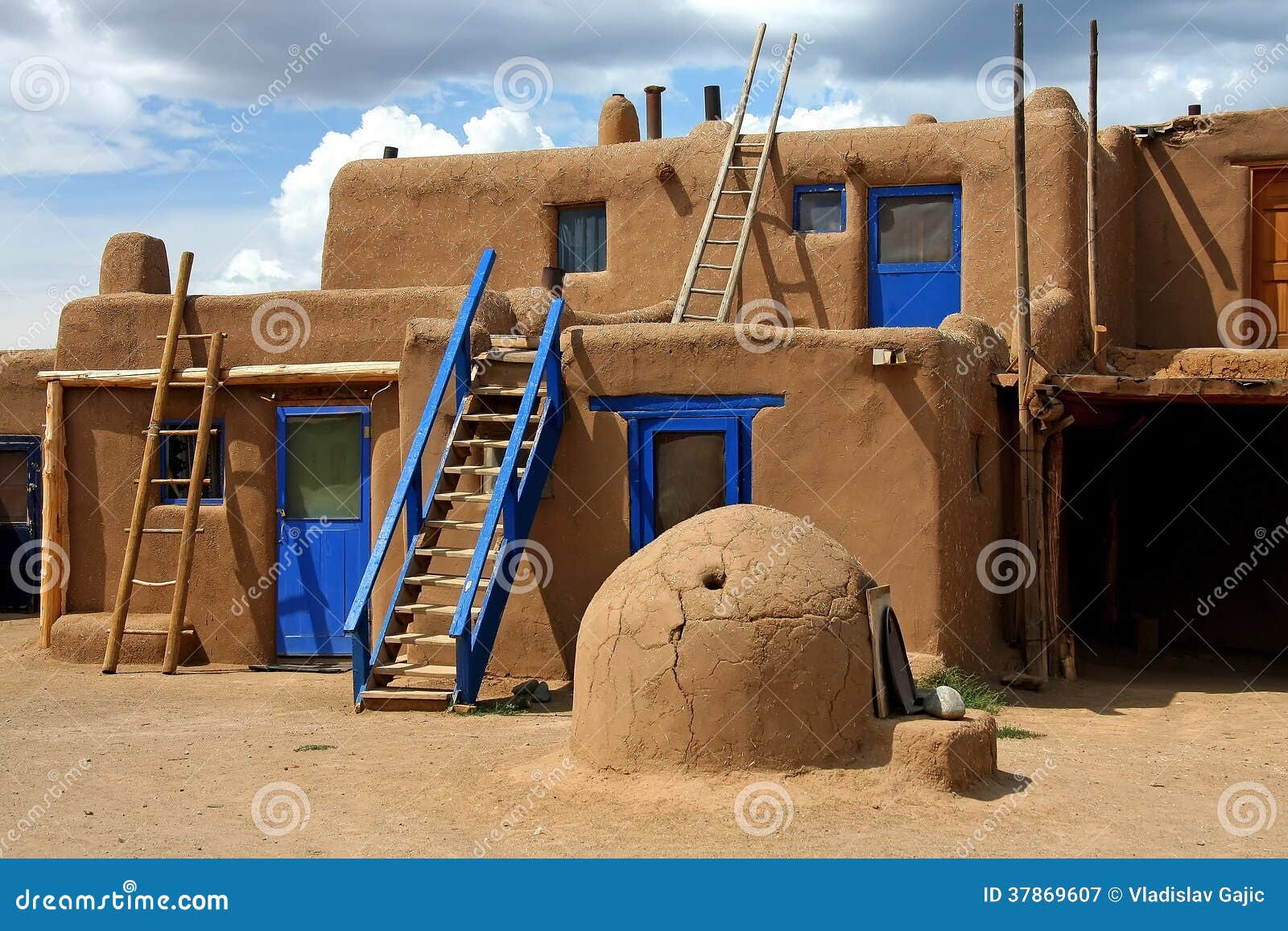 Pueblo de Taos image stock. Image du constructions, amérique 37869607