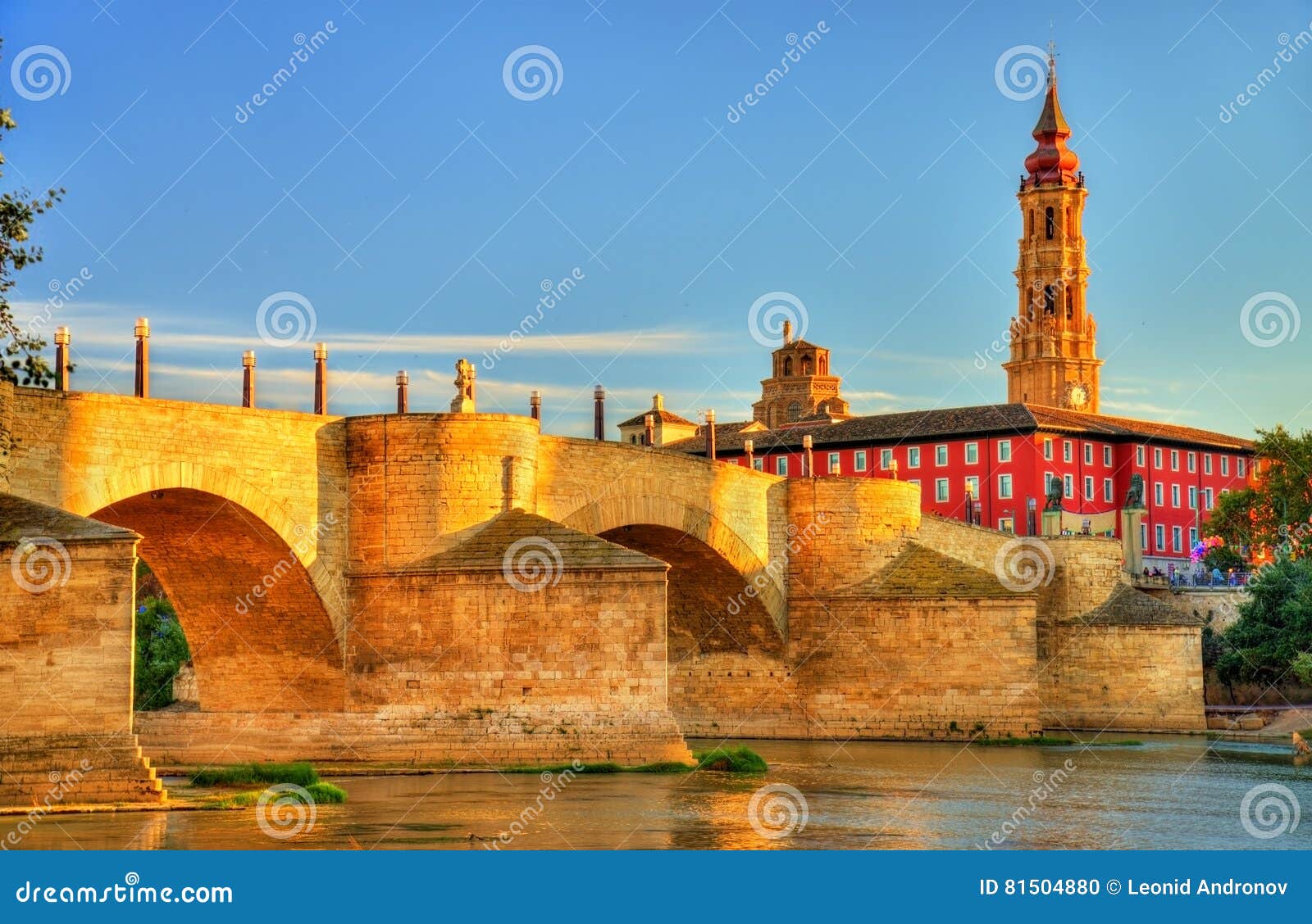 puente de piedra in zaragoza, spain