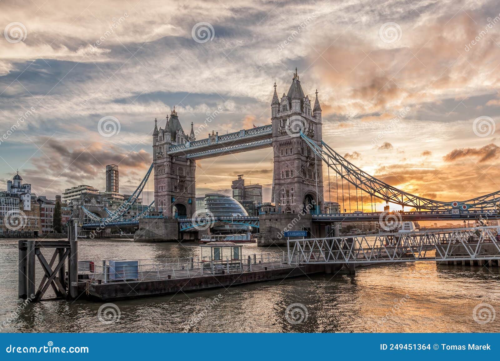 Puente De Torre Contra La Colorida Puesta De Sol Con Muelle En Londres