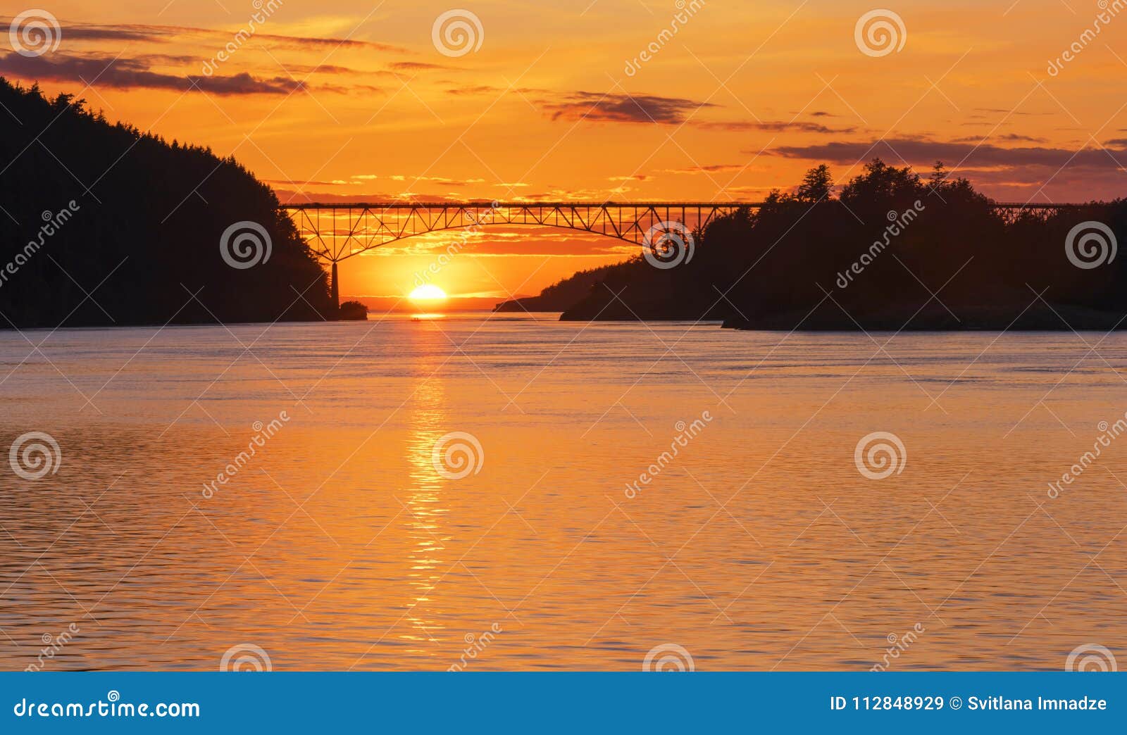 Puente Del Paso Del Engao En La Puesta Del Sol Imagen De Archivo