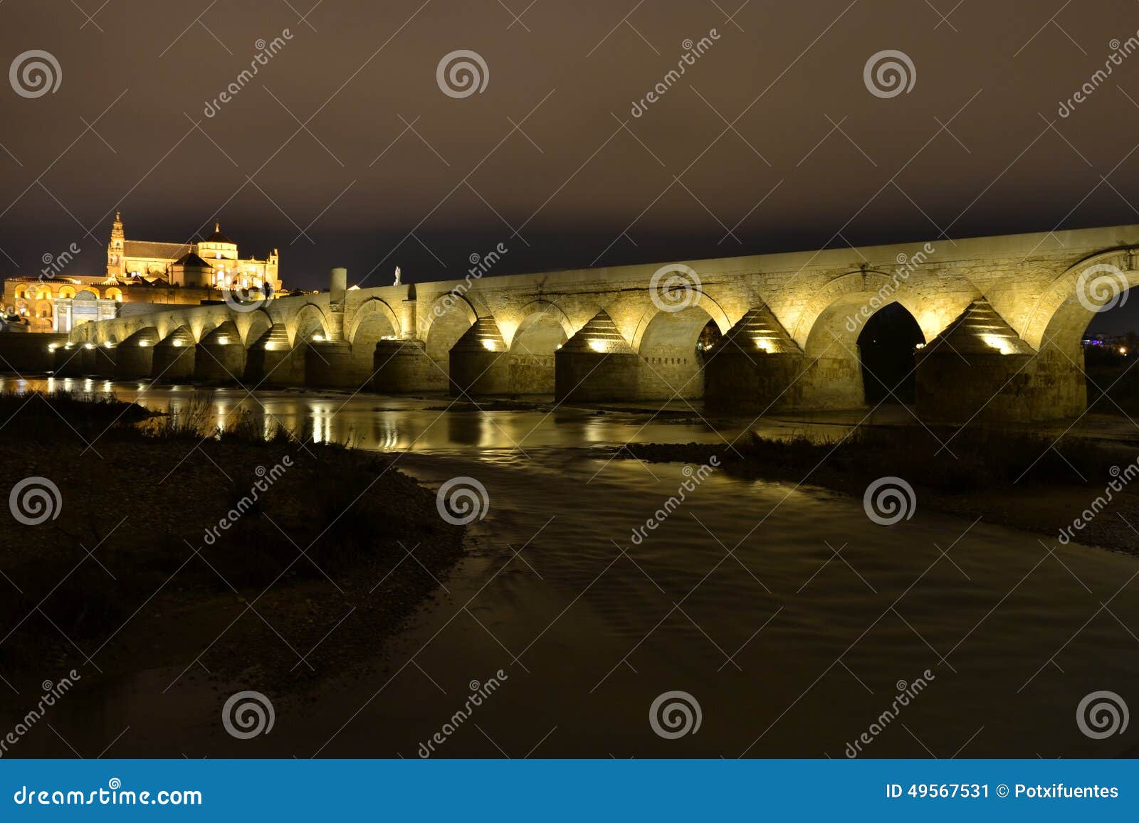 puente iluminado en larga exposiciÃÂ³n