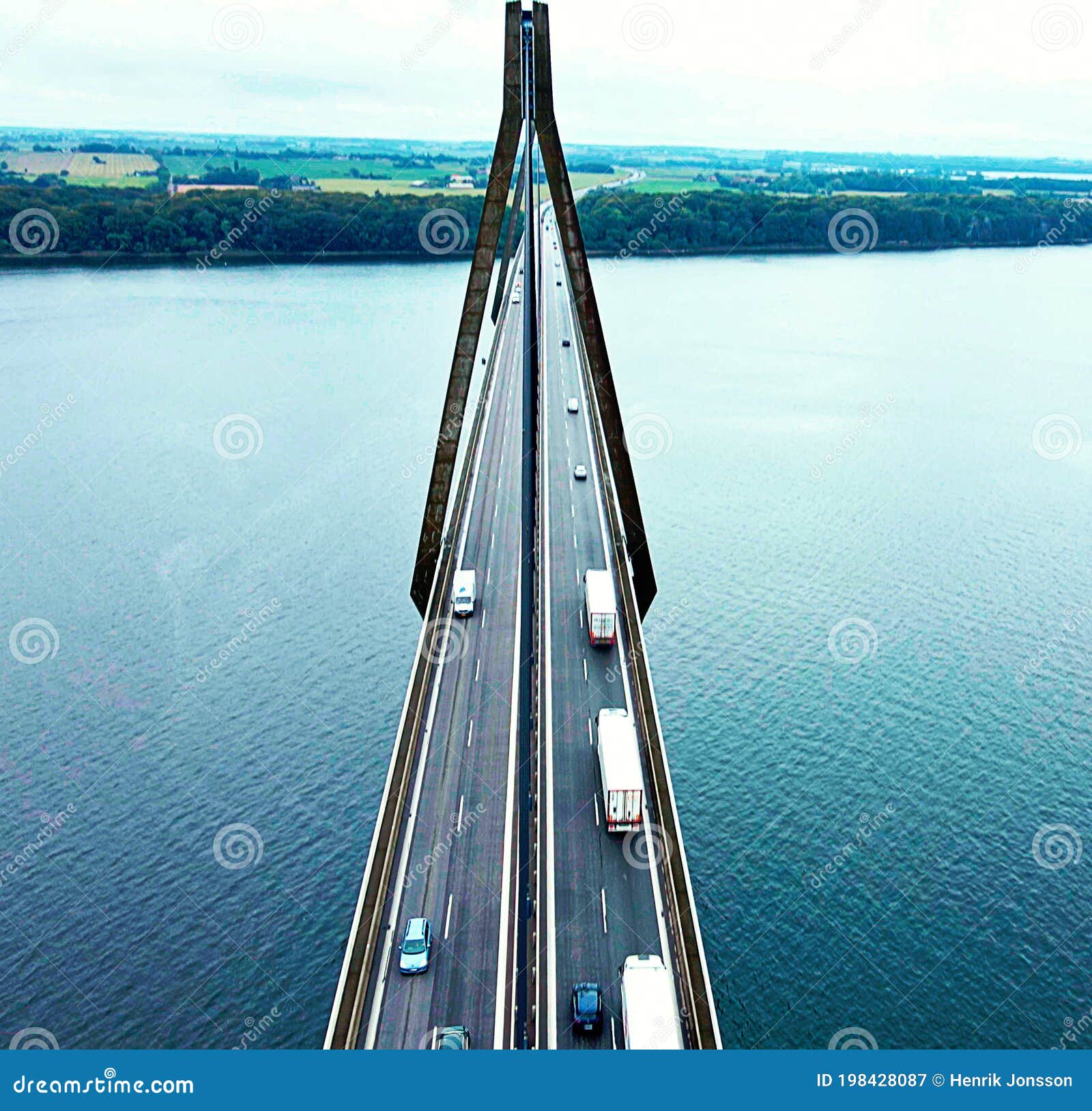 Puente Que Atraviesa El Mar Con Coches Y Camiones Que Conducen Sobre él. Imagen archivo - Imagen infraestructura, edificio: 198428087