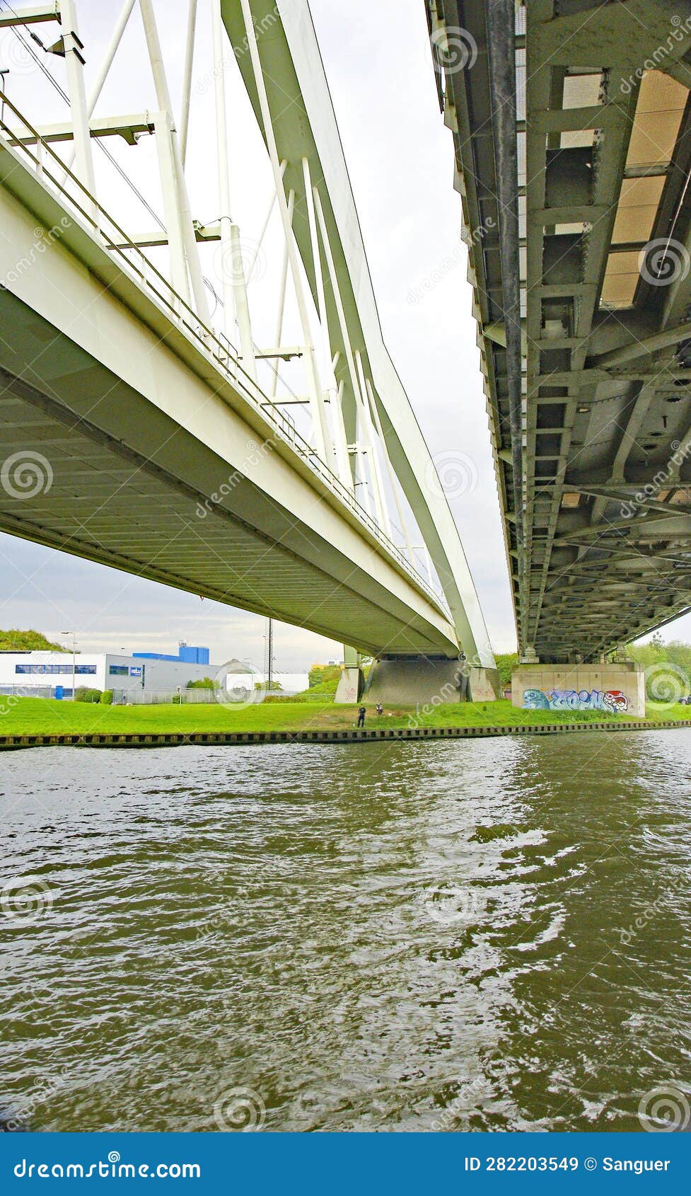 puente sobre un rÃ­o en holanda