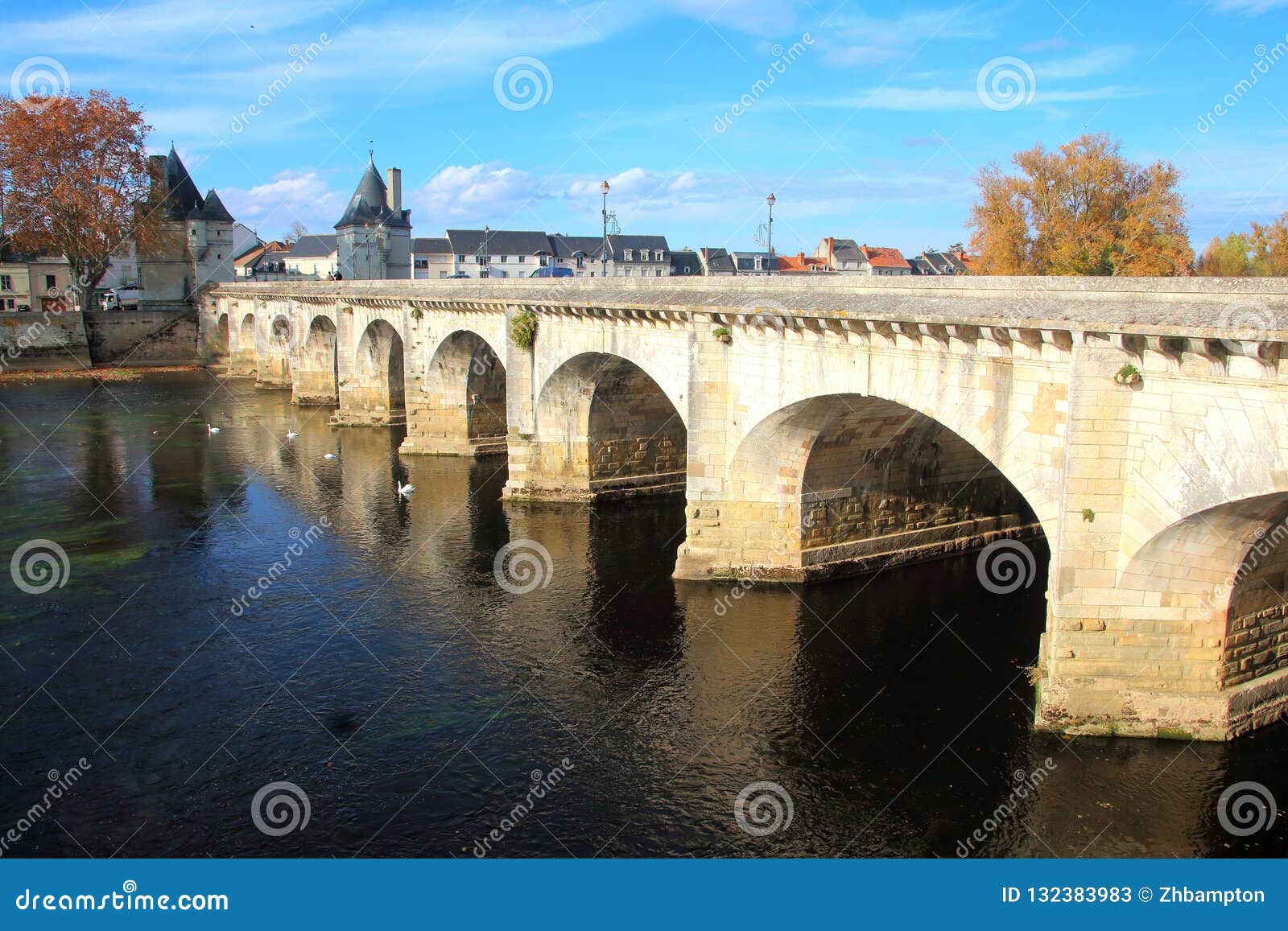 Puente A Traves Del Rio Vienne En Chatellerault En El Valle Del Loira Imagen De Archivo Imagen De Puente Construido