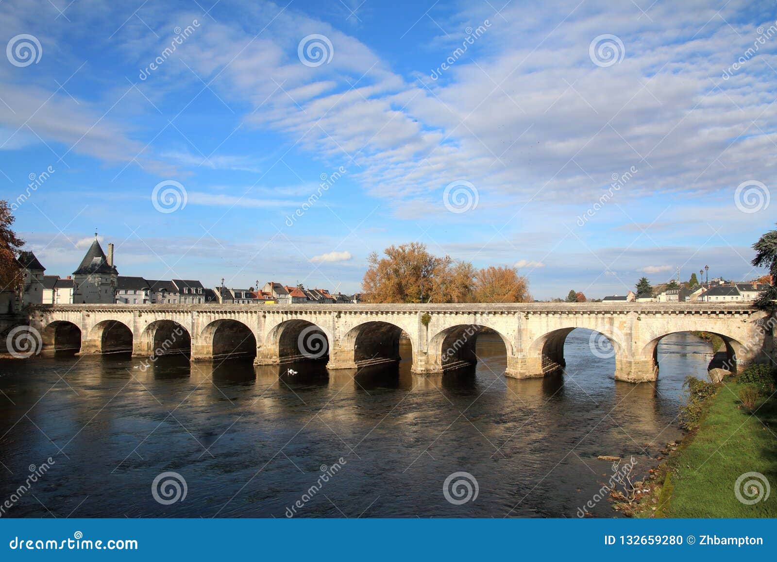 Puente A Traves Del Rio Vienne En Chatellerault En El Valle Del Loira Foto De Archivo Imagen De Henri Torres