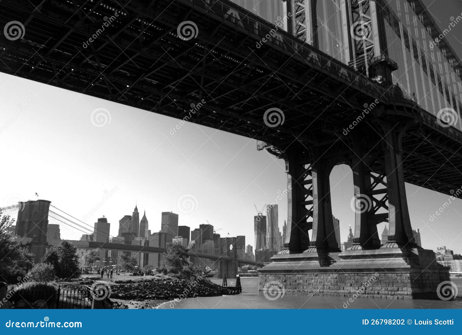 Puentes B&amp;W de Brooklyn y de Manhattan. Vista de los puentes de Brooklyn y de Manhattan con horizonte de NYC.