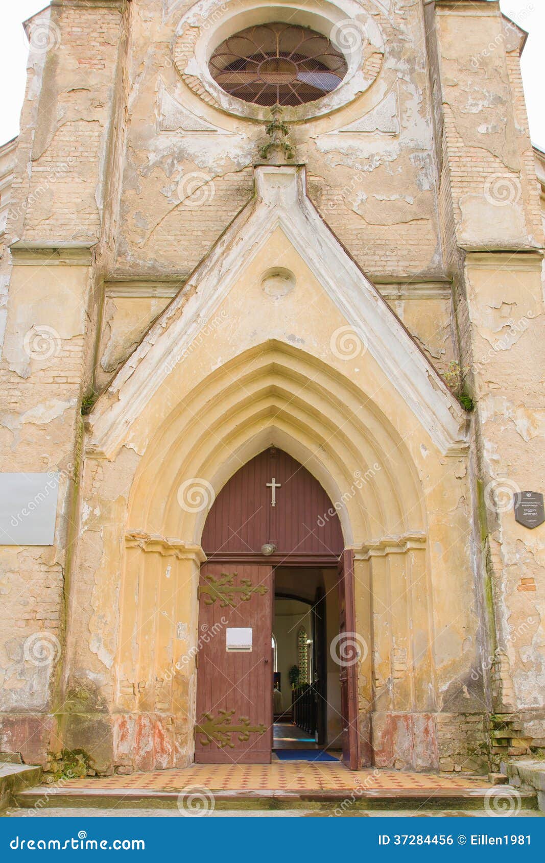 Puerta Abierta Vieja Del Vintage En Iglesia Foto de archivo - Imagen de frente, piedra: 37284456 Puerta Abierta Vieja Del Vintage En Iglesia Foto de archivo - Imagen de frente, piedra: 37284456