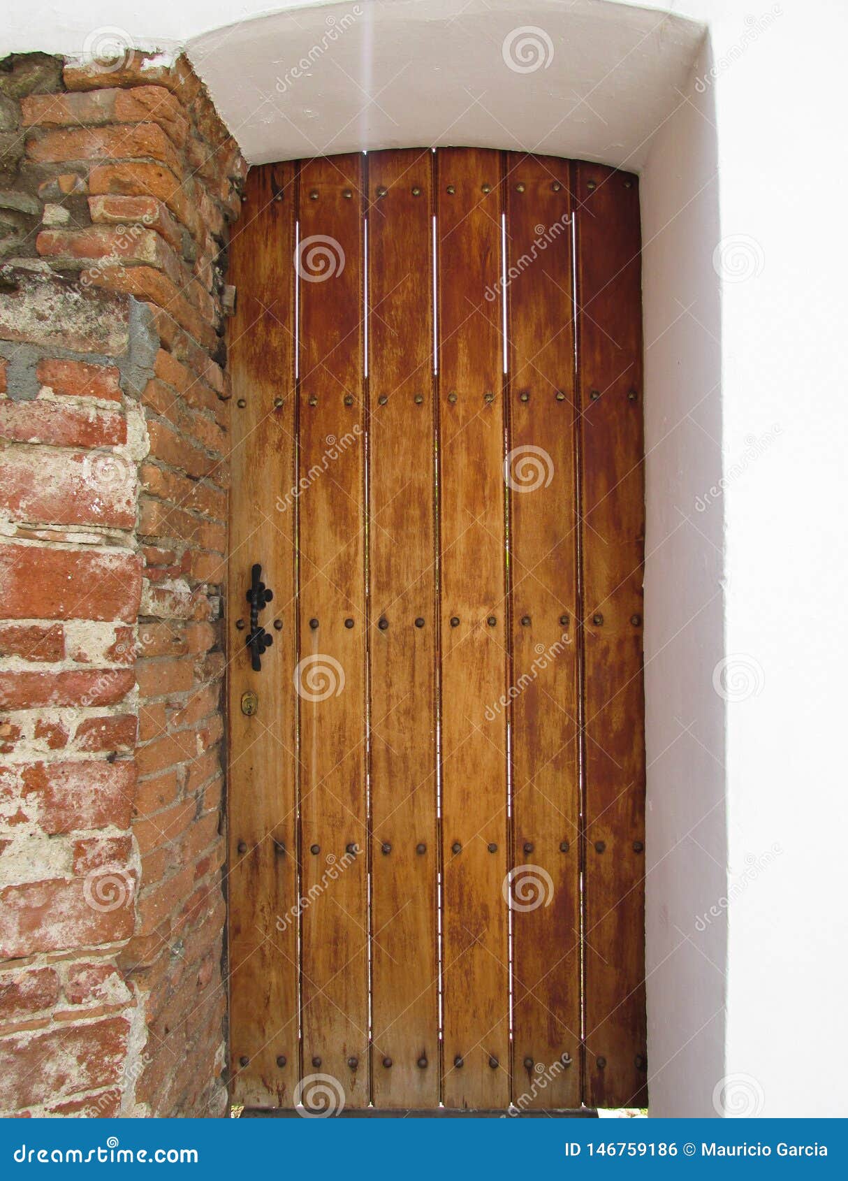 puerta antÃÂ­gua madera estilo colonial pared de ladrillo
