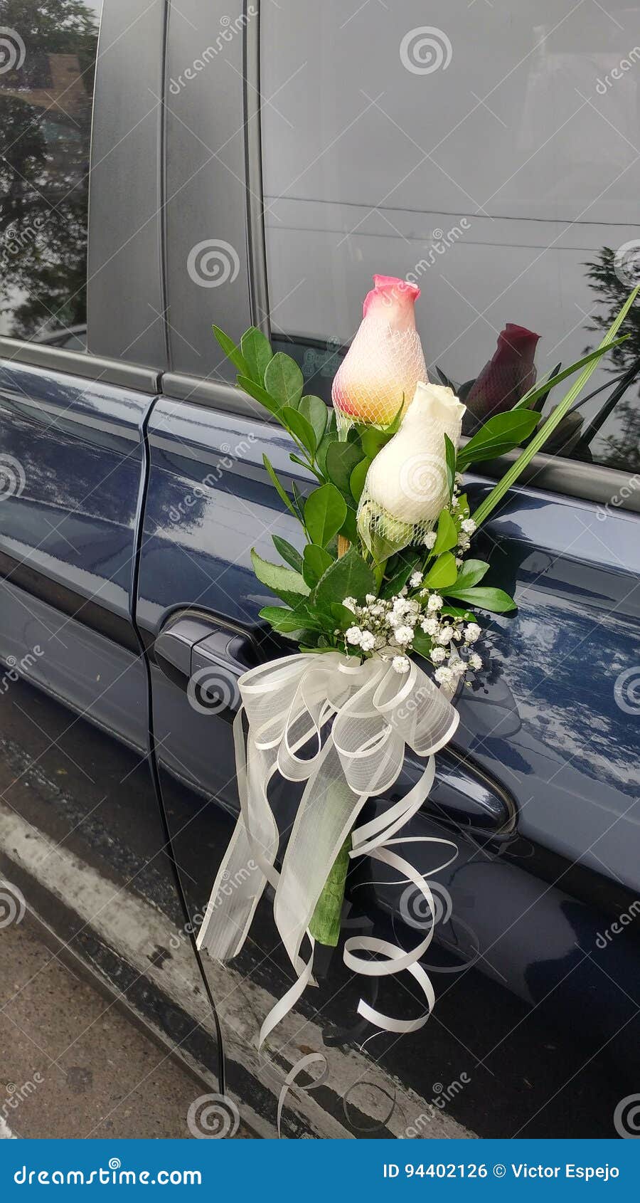 puerta de auto para novia flores