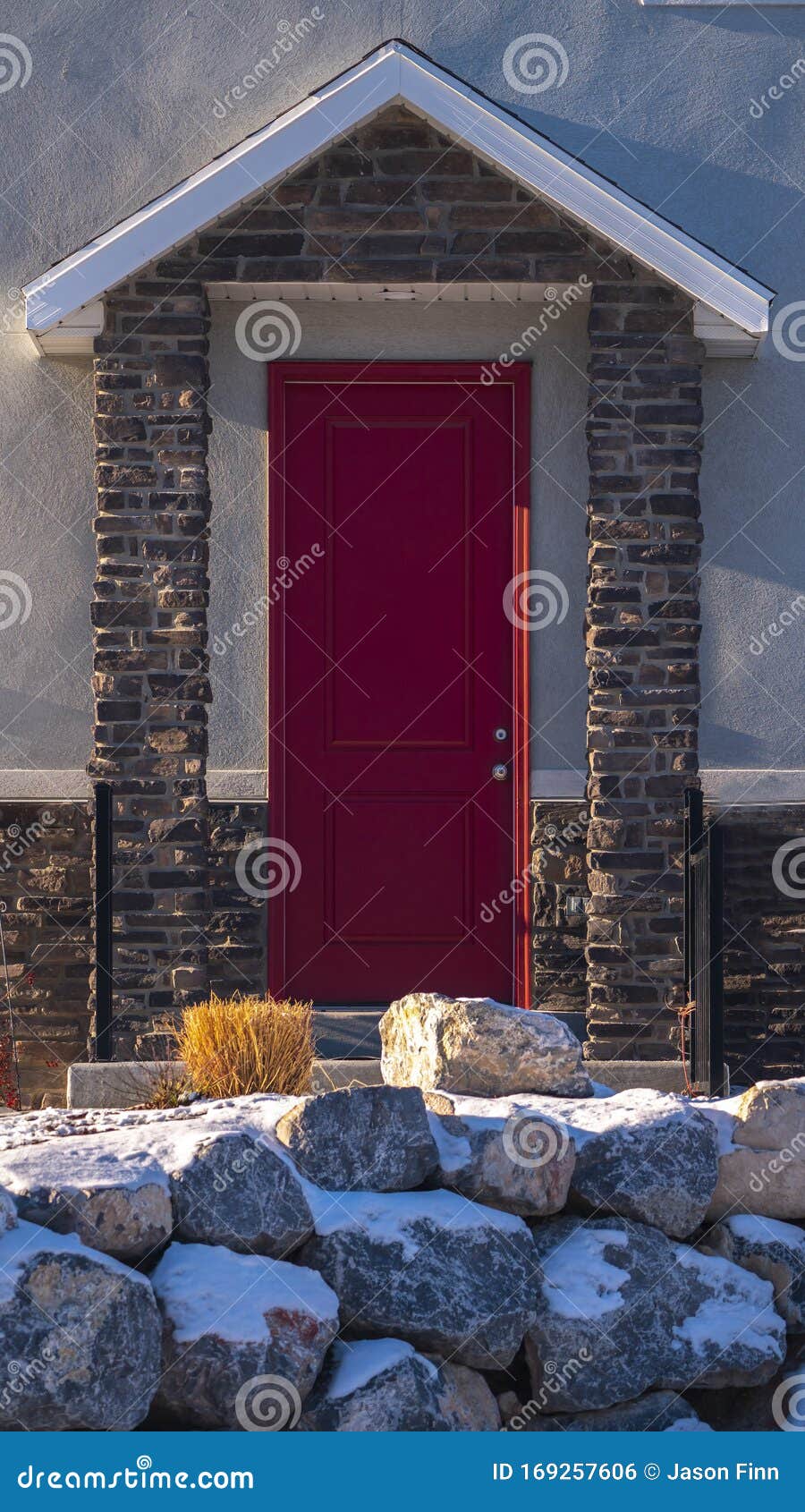 Puerta De Entrada Cubierta Roja Brillante Vertical a Una Casa de archivo - Imagen de marco, ventana: 169257606