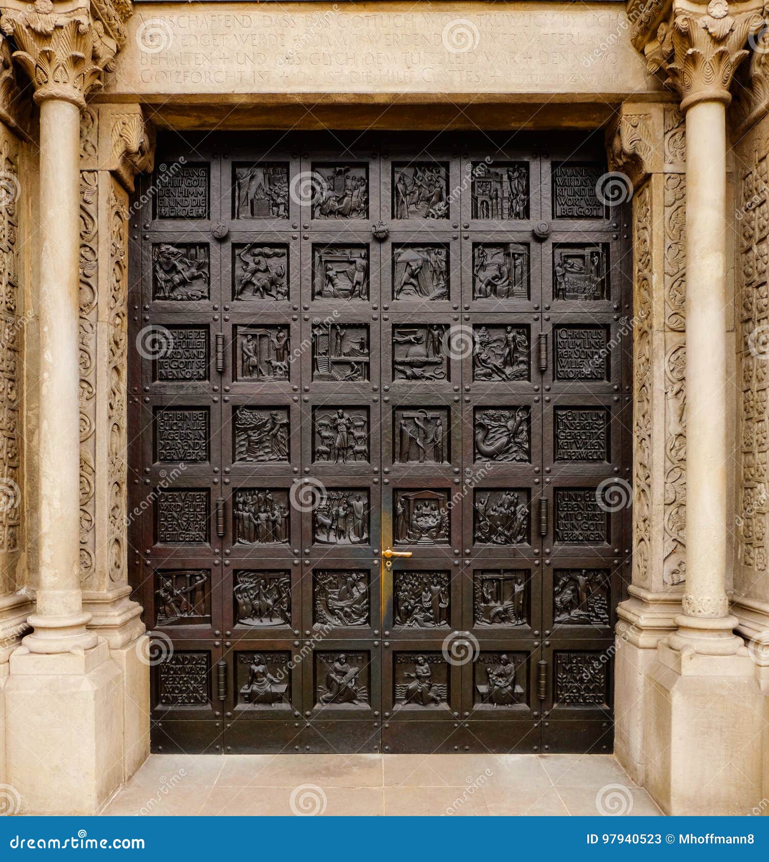 Puerta De Entrada De La Iglesia Protestante De Grossmunster La Gran Catedral De La Iglesia De Monasterio En Zurich, Suiza Imagen de archivo - Imagen de cincelado, antiguo: 97940523 Puerta De Entrada De La Iglesia Protestante De Grossmunster La Gran Catedral De La Iglesia De Monasterio En Zurich, Suiza Imagen de archivo - Imagen de cincelado, antiguo: 97940523
