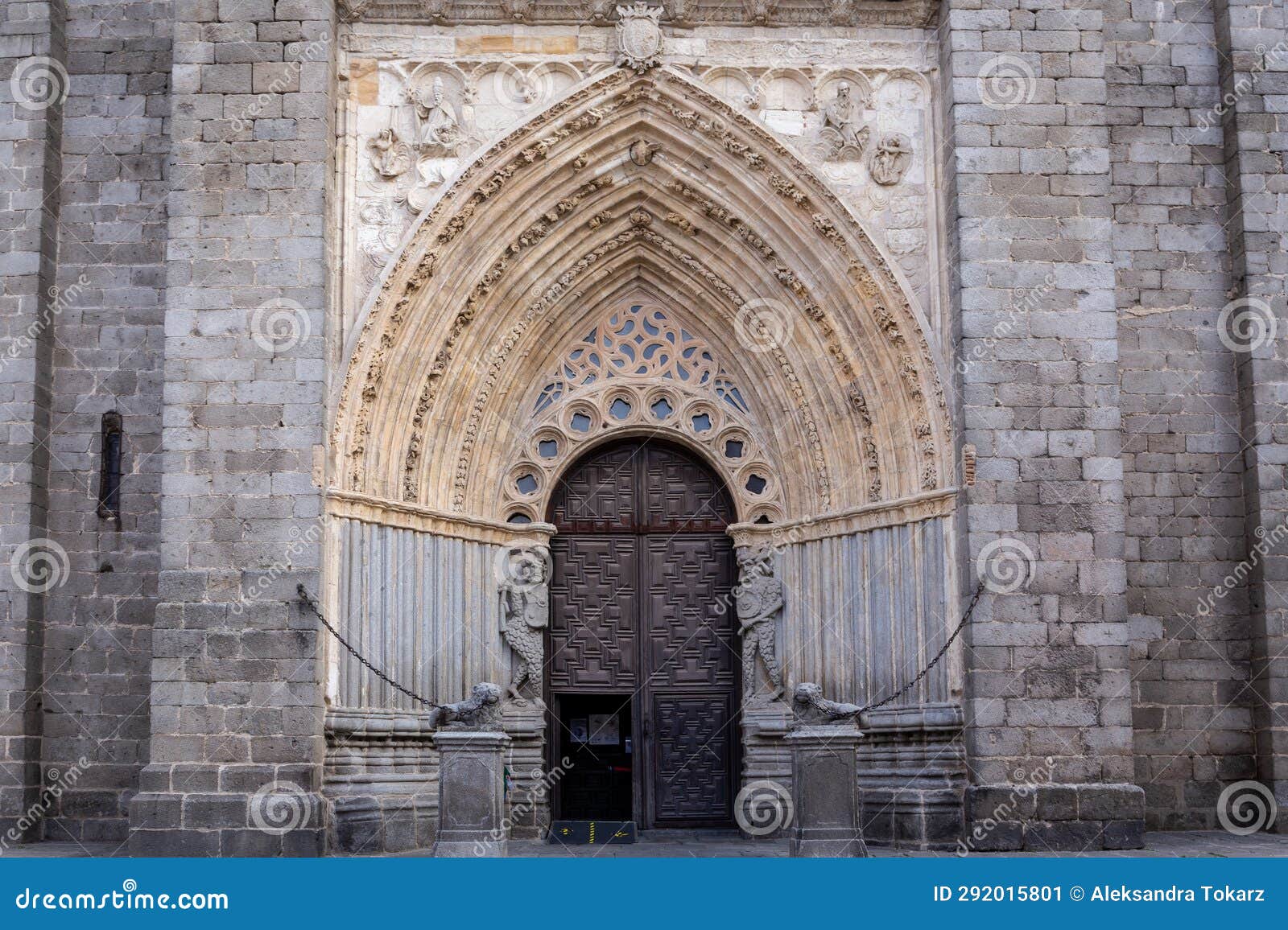 Muro De Pedra Branca Decorado Por Ornamento Religioso. Antigo Detalhe Da  Fachada Da Igreja. Imagem de Stock - Imagem de emplastro, templo: 268130875