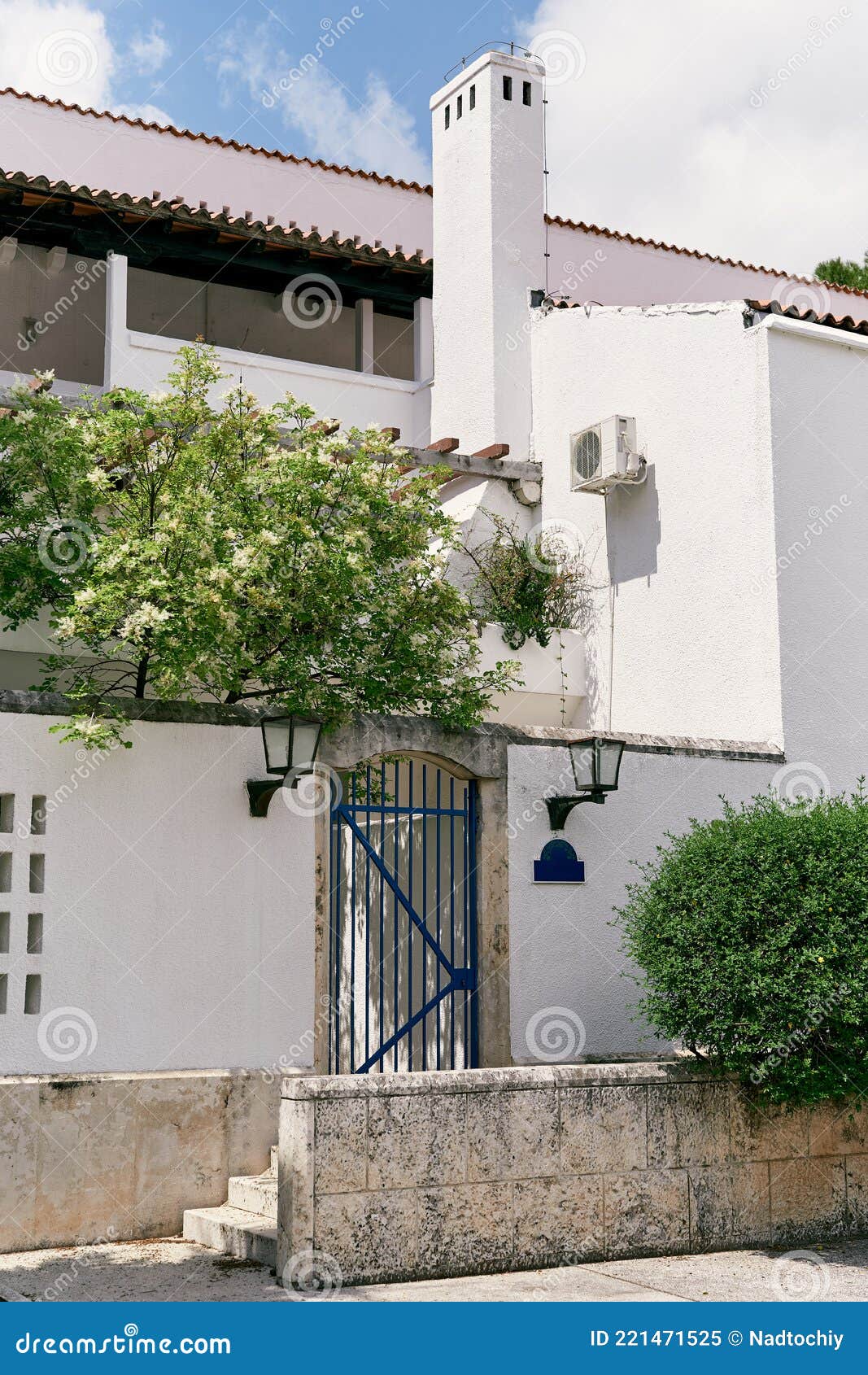 Una casa con exterior encalado y una puerta de madera, desagüe y vierteaguas  Fotografía de stock - Alamy