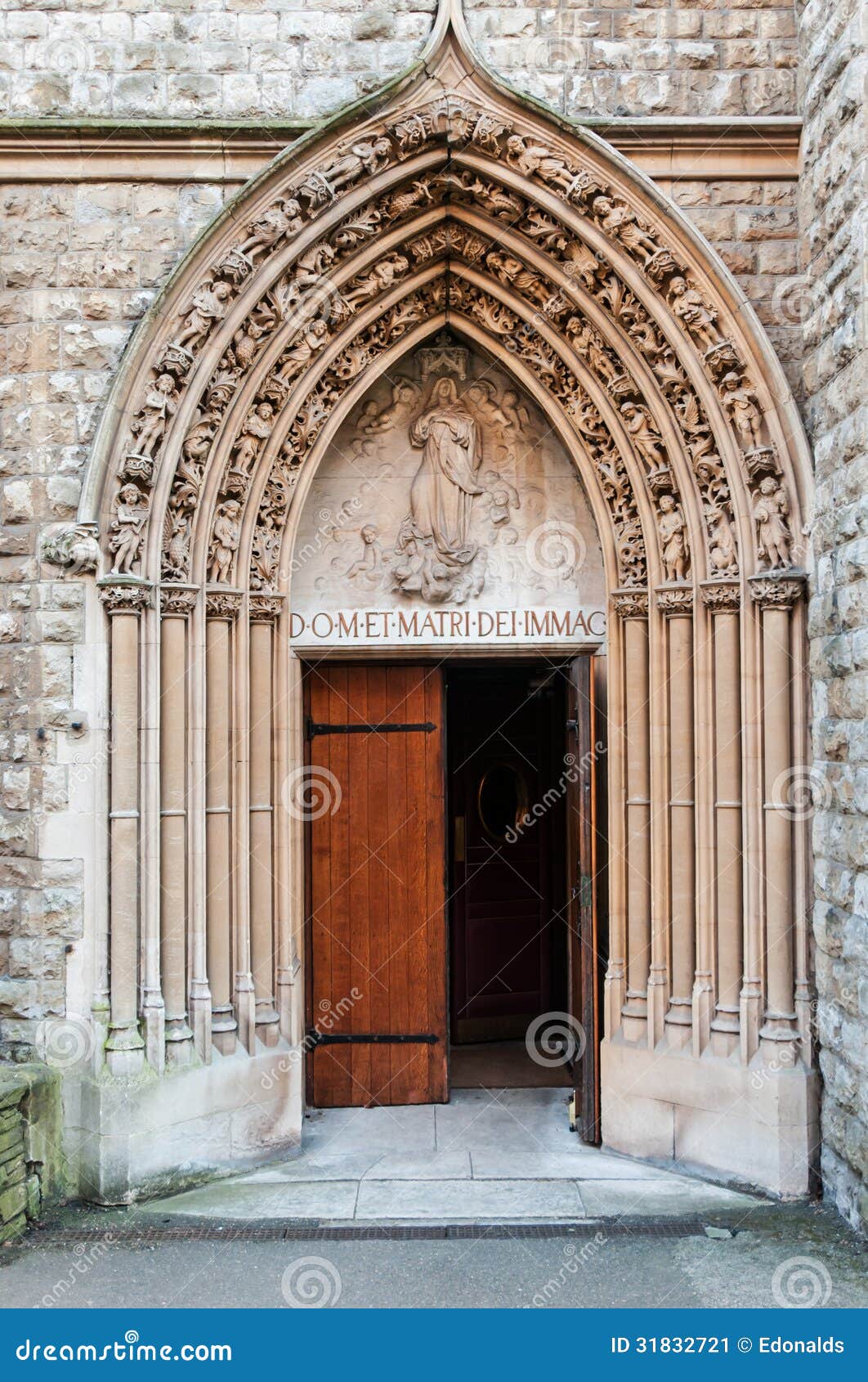 Puerta de la iglesia imagen de archivo. Imagen de musgo - 31832721