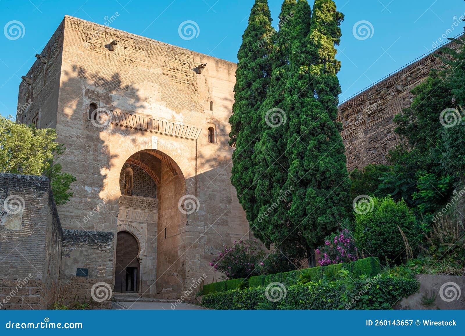 puerta de la justicia en la muralla exterior de la alhambra en g