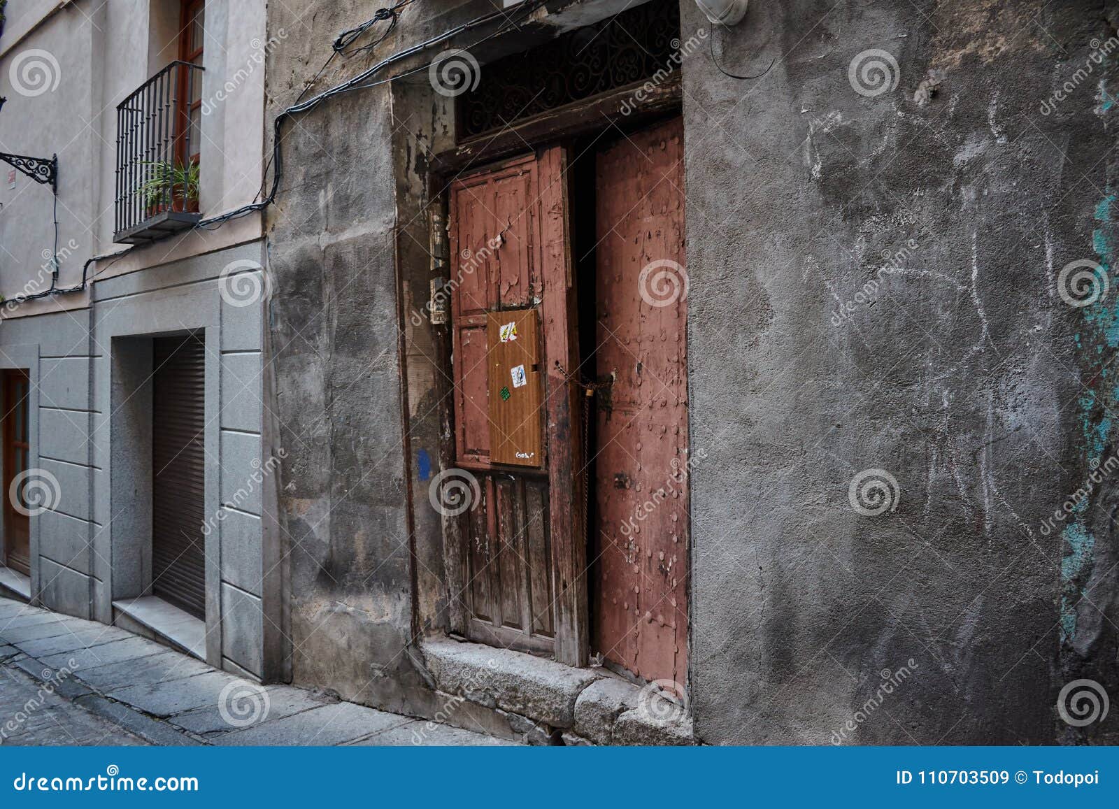 Conversacional compañero Eh Puerta De Madera Vieja Al Lado De La Construcción Moderna De La Casa En Toledo, España Fondos Agradables Imagen de archivo - Imagen de material, grano: 110703509 Conversacional compañero Eh Puerta De Madera Vieja Al Lado De La Construcción Moderna De La Casa En Toledo, España Fondos Agradables Imagen de archivo - Imagen de material, grano: 110703509