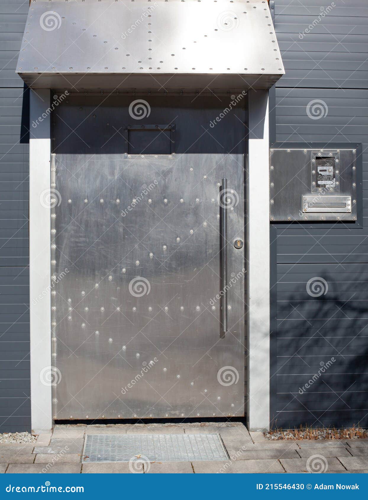 Puerta De Metal Reforzado a La Propiedad. Casa De Seguridad Foto de archivo  - Imagen de liso, simplicidad: 215546430