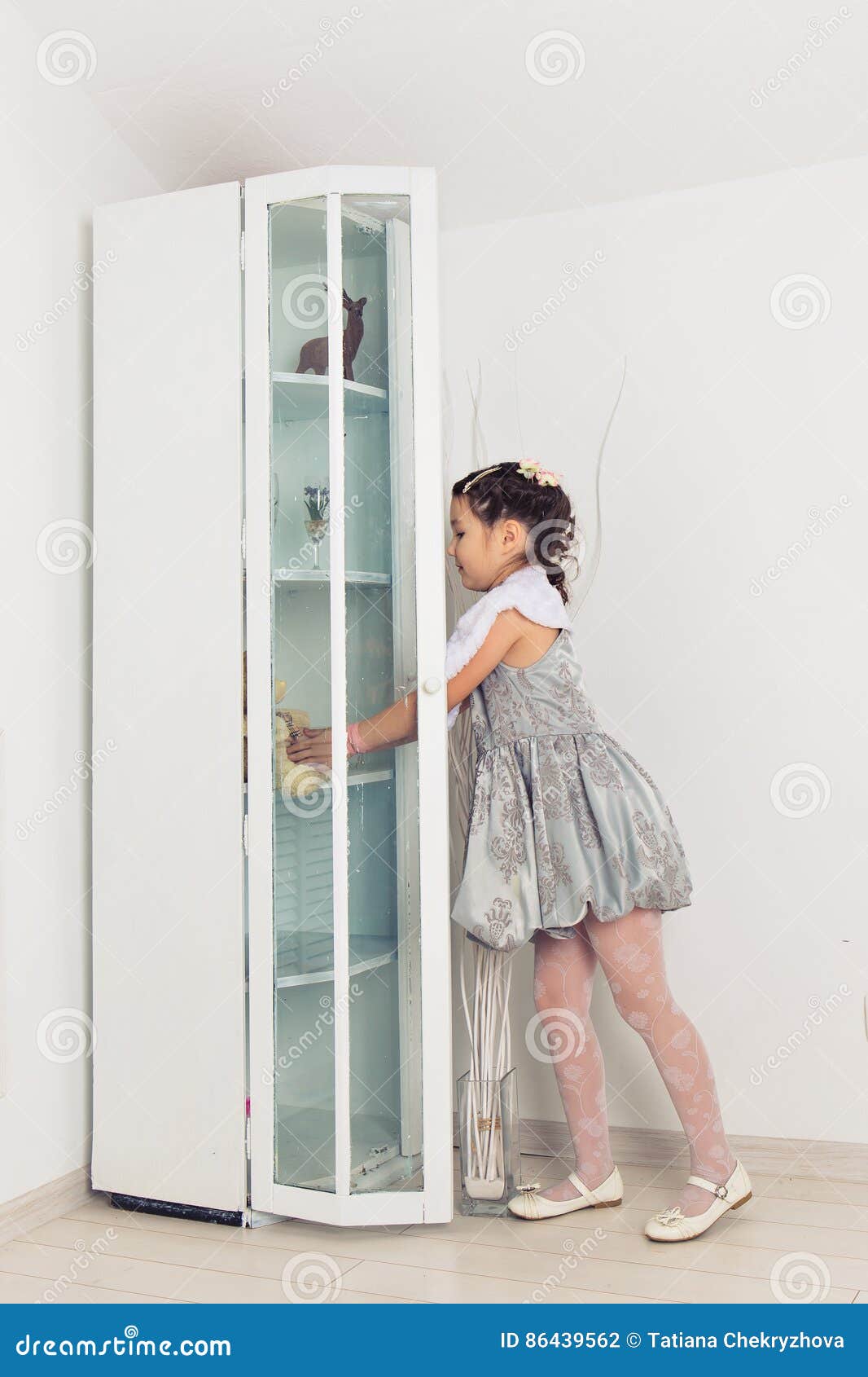 Дверях кати открывал. Маленькая девочка в шкафу. Шкаф для девочки. Девочка открывает шкаф. Девушка открывает шкаф.