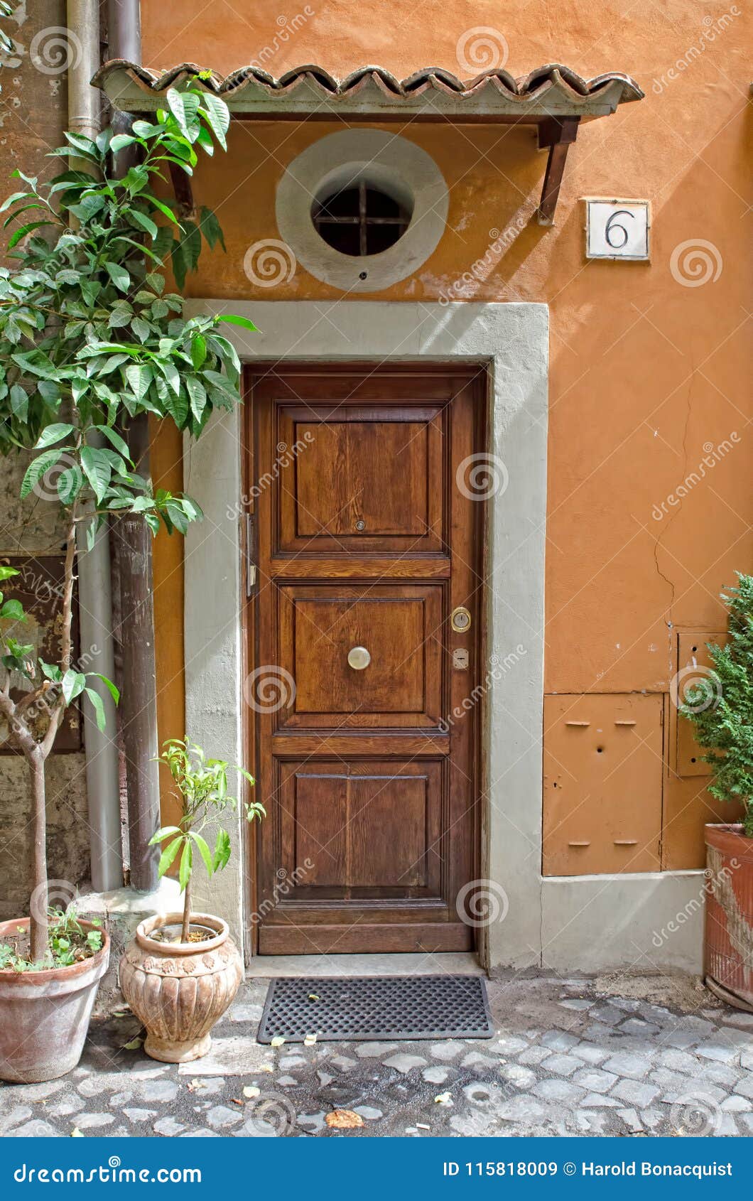 Puerta Del Patio, Roma, Italia Imagen de archivo editorial Imagen de