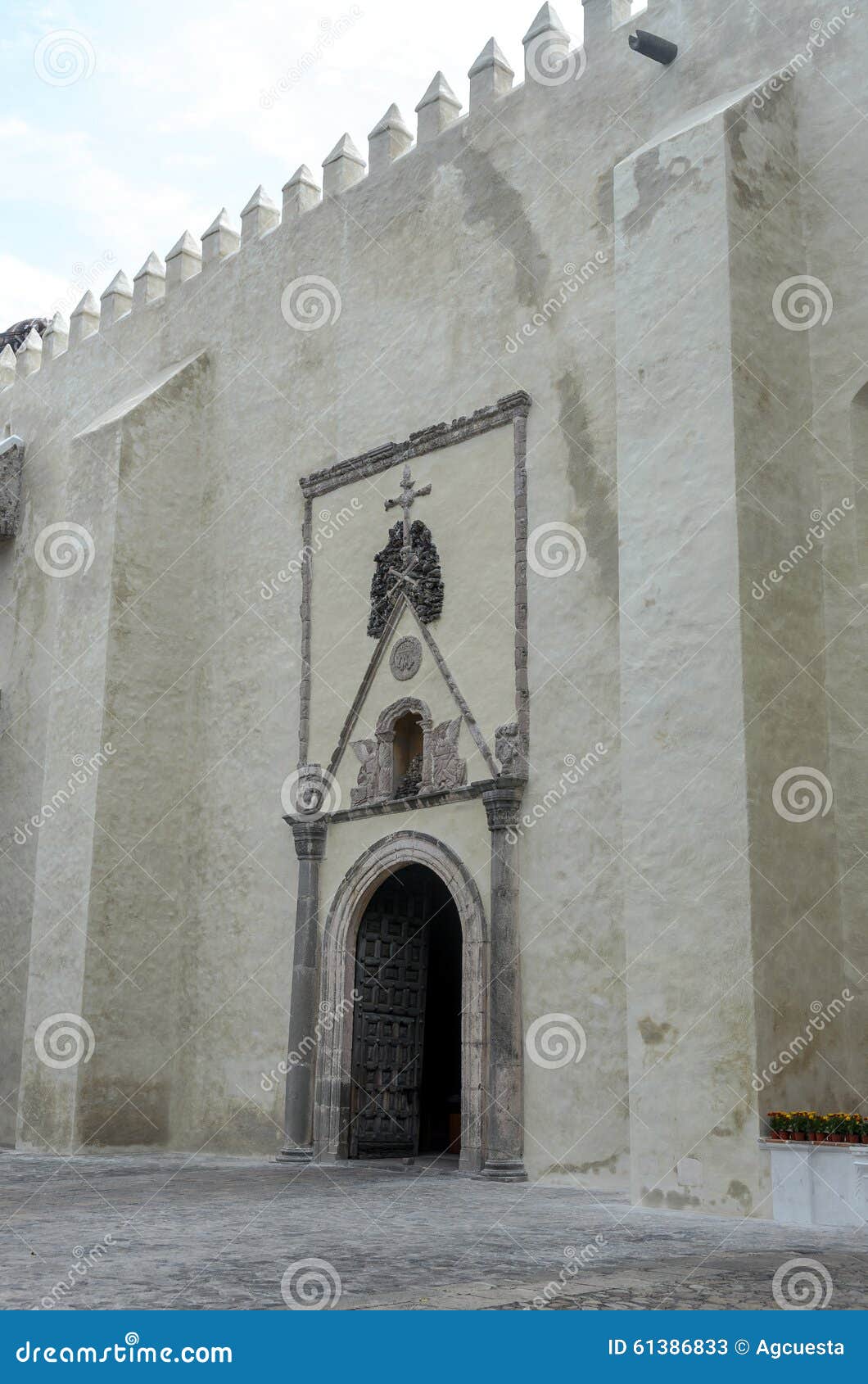 Puerta Lateral De La Catedral De Cuernavaca Con Los Huesos Cruzados Imagen de archivo - Imagen de puerta, cruzado: 61386833 Puerta Lateral De La Catedral De Cuernavaca Con Los Huesos Cruzados Imagen de archivo - Imagen de puerta, cruzado: 61386833