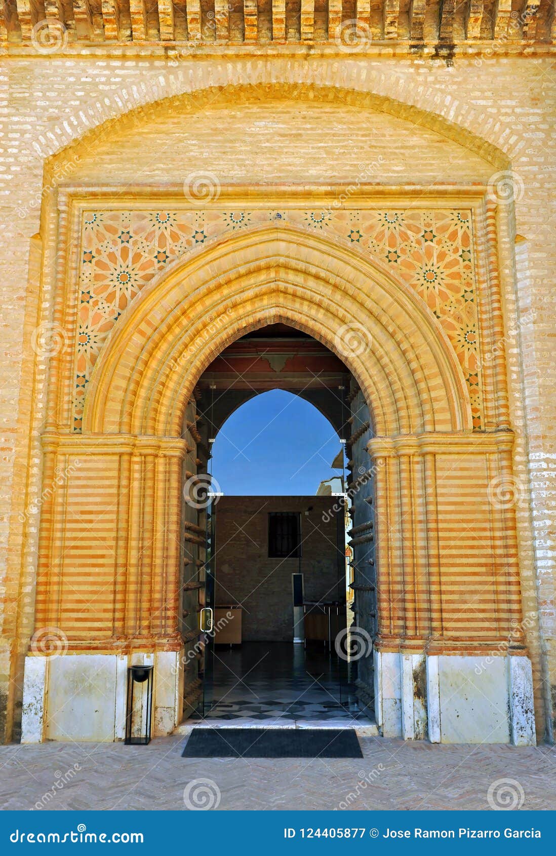 Puerta Mudéjar Gótica Del Monasterio De San Isidoro Del Campo En Santiponce Cerca De Sevilla, Andalucía, España Imagen de archivo - Imagen de edificio, ejemplos: 124405877 Puerta Mudéjar Gótica Del Monasterio De San Isidoro Del Campo En Santiponce Cerca De Sevilla, Andalucía, España Imagen de archivo - Imagen de edificio, ejemplos: 124405877