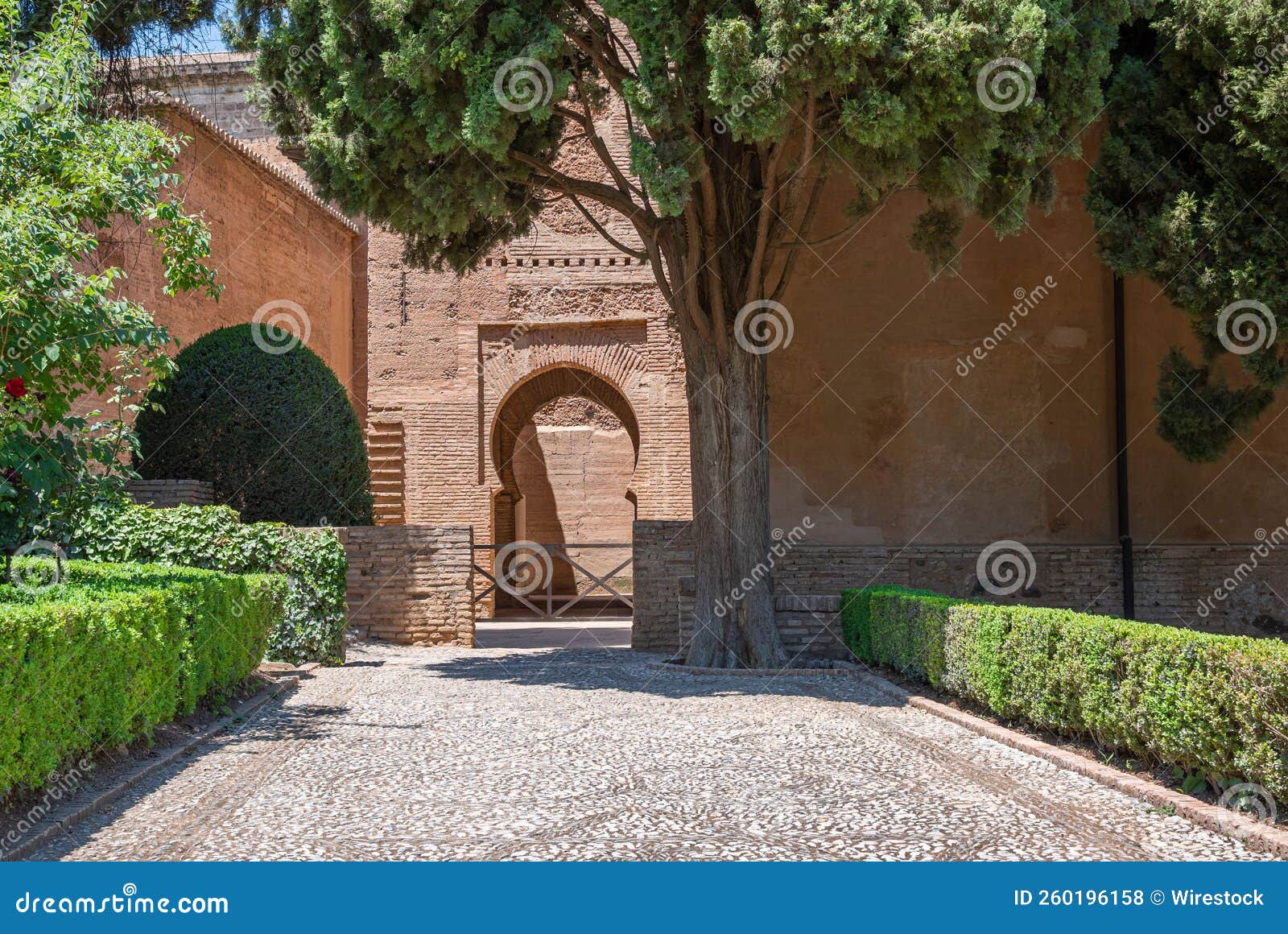 puerta, patio y jardines dentro del recinto de la alhambra de gr