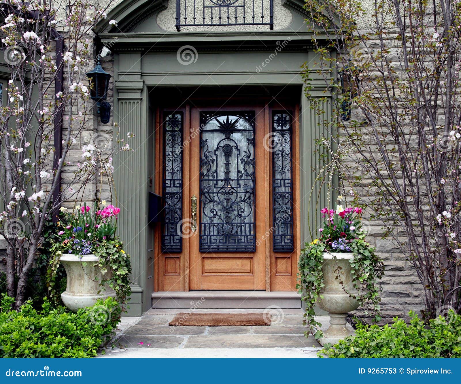 Puerta Principal Ornamentada Con Flores Imagen de archivo - Imagen de casa,  elegante: 9265753, image size:1600x1331