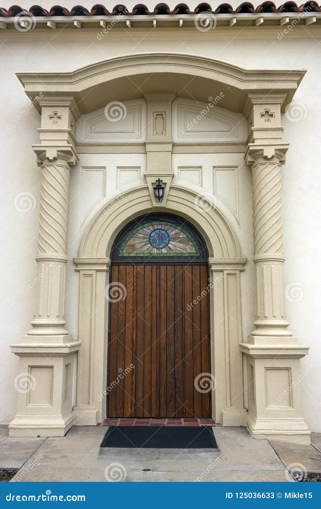 Puerta Principal De La Iglesia Católica Imagen de archivo - Imagen de  madera, modelo: 125036633