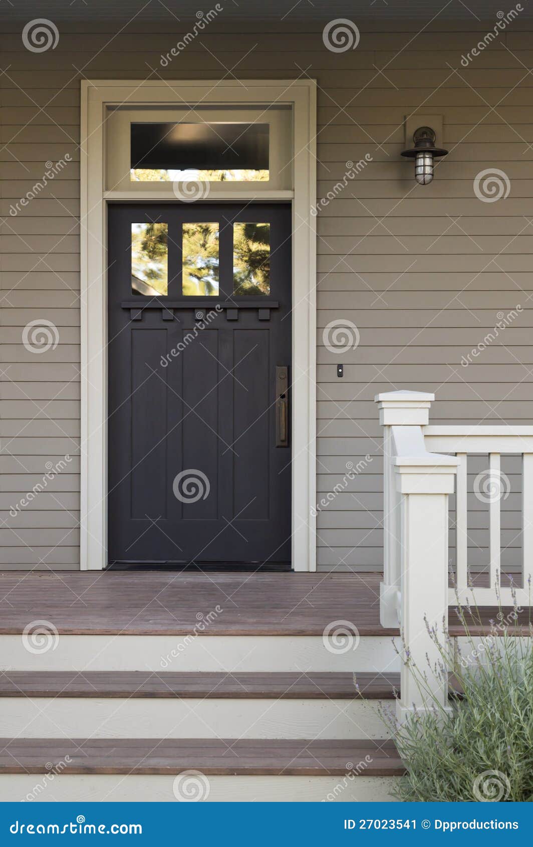 Puerta Principal De Una Casa De Lujo Imagen de archivo - Imagen de frente,  pasamano: 27023541, image size:1064x1690