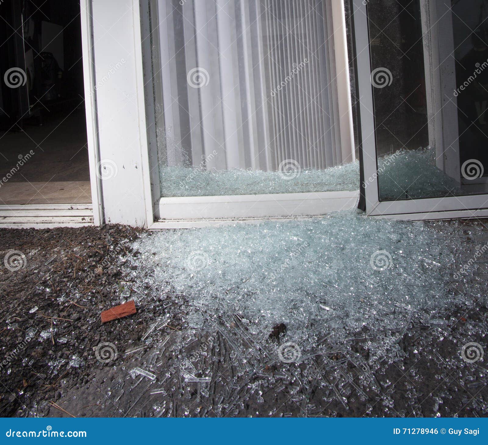 Puerta rota foto de archivo. Imagen de marco, crimen 71278946