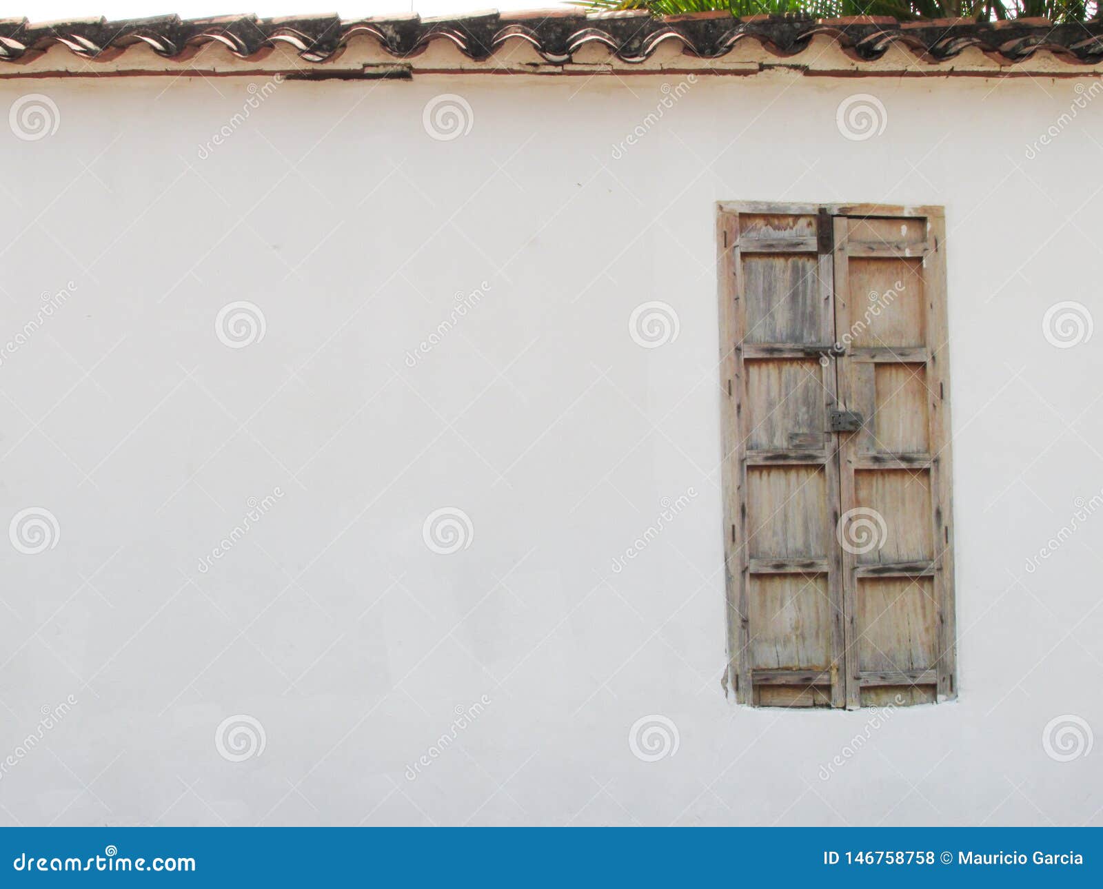 puerta ventana madera vieja pared blanca y tejas