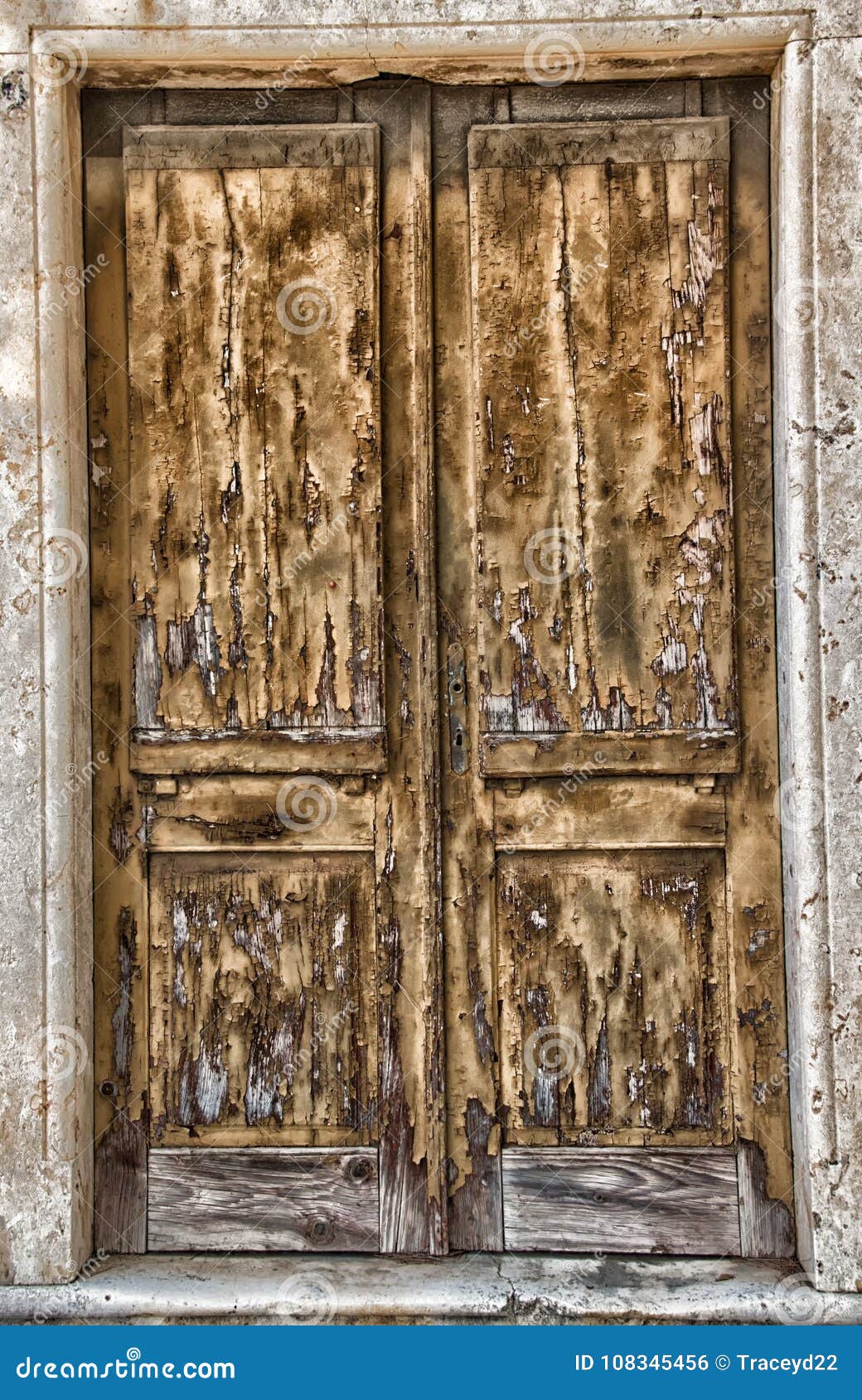 Puerta vieja de Brown en la calle secundaria. Viejo Brown agrietó la puerta en una calle secundaria, en el distrito histórico, Barcelona, España, Europa