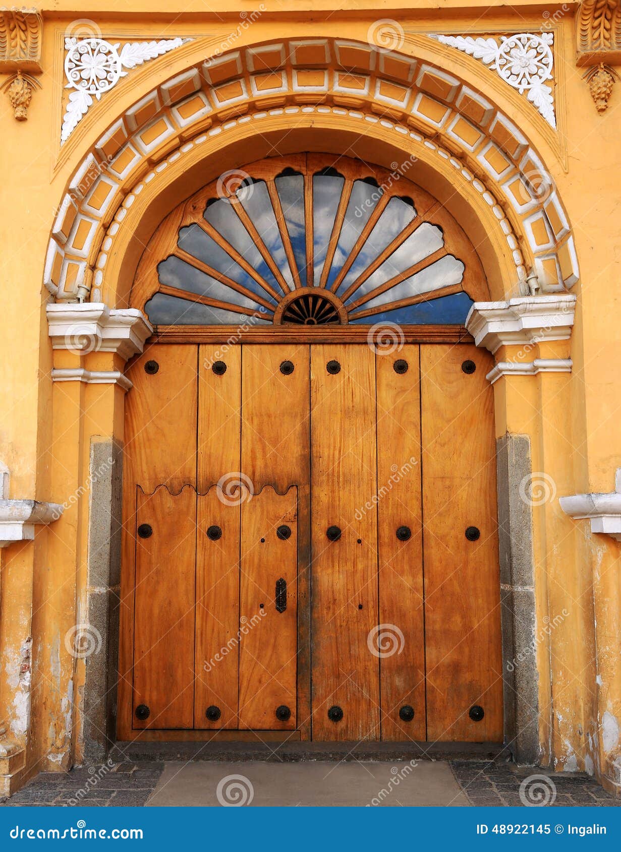 Puerta Vieja De La Iglesia, Antigua Guatemala Imagen de archivo - Imagen de  viejo, metal: 48922145