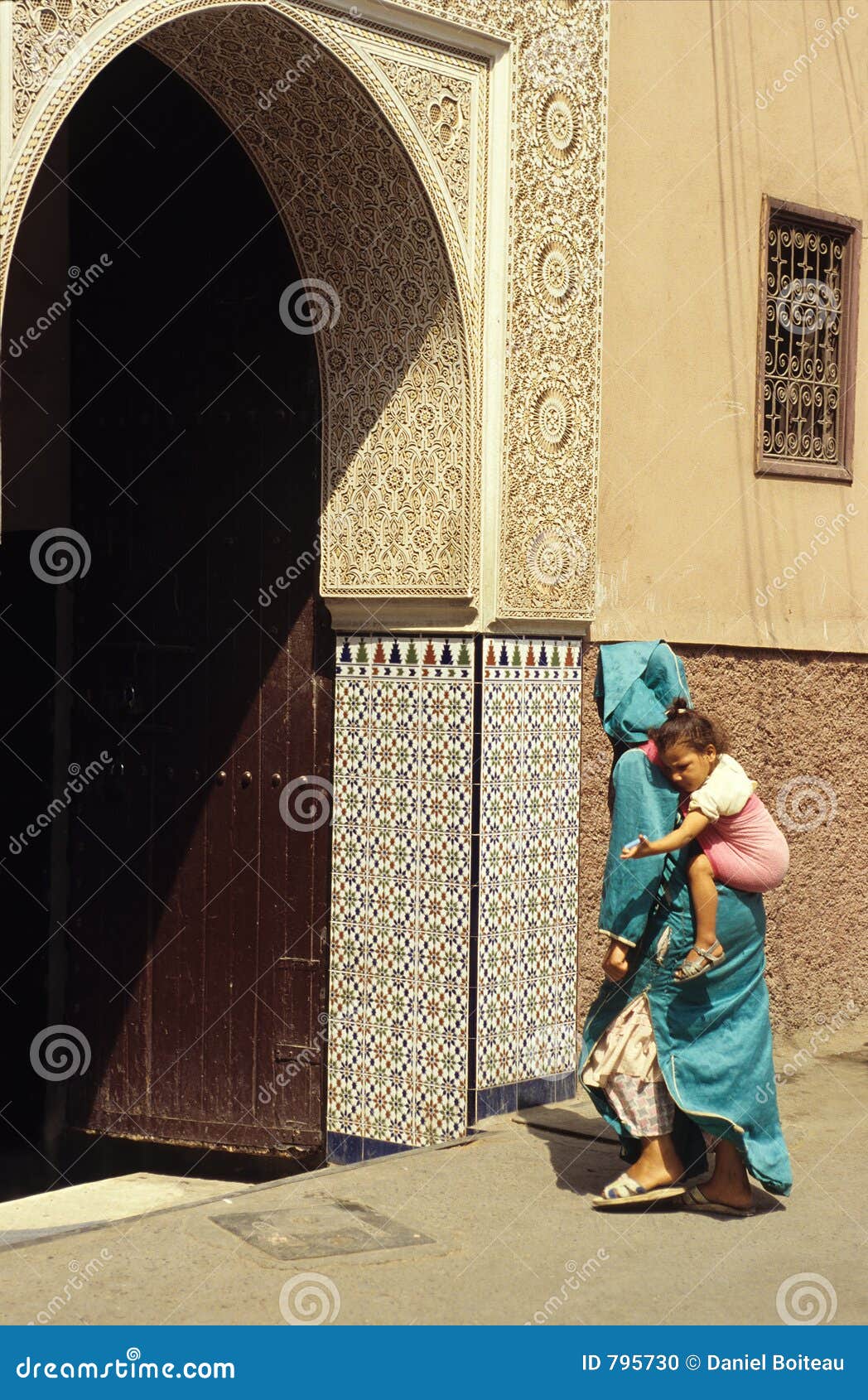 Hombre con chilaba en la Medina de Marrakech, Marruecos Stock Photo