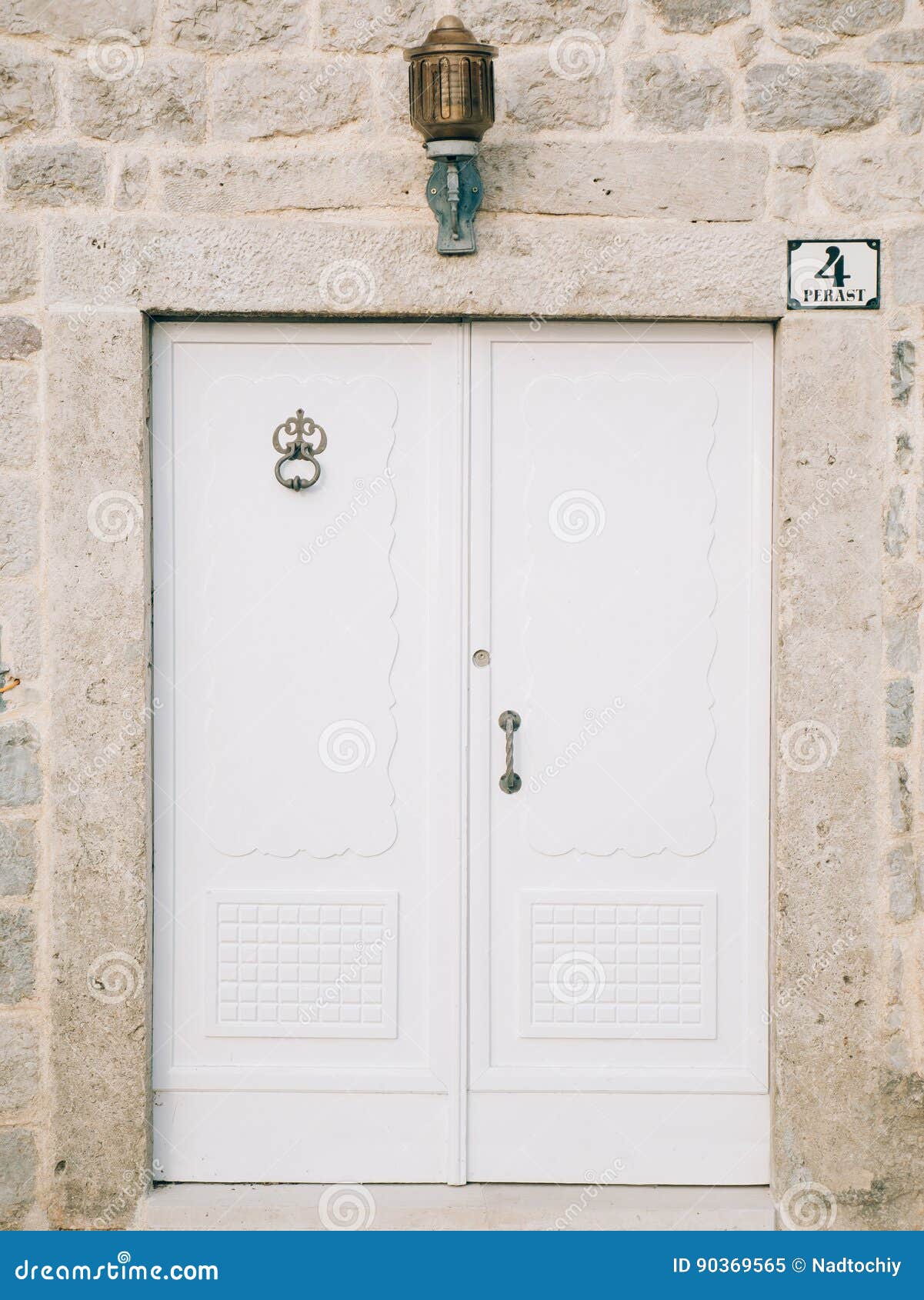 Puertas blancas viejas Textura de madera Pintura lamentable, irradiada vieja