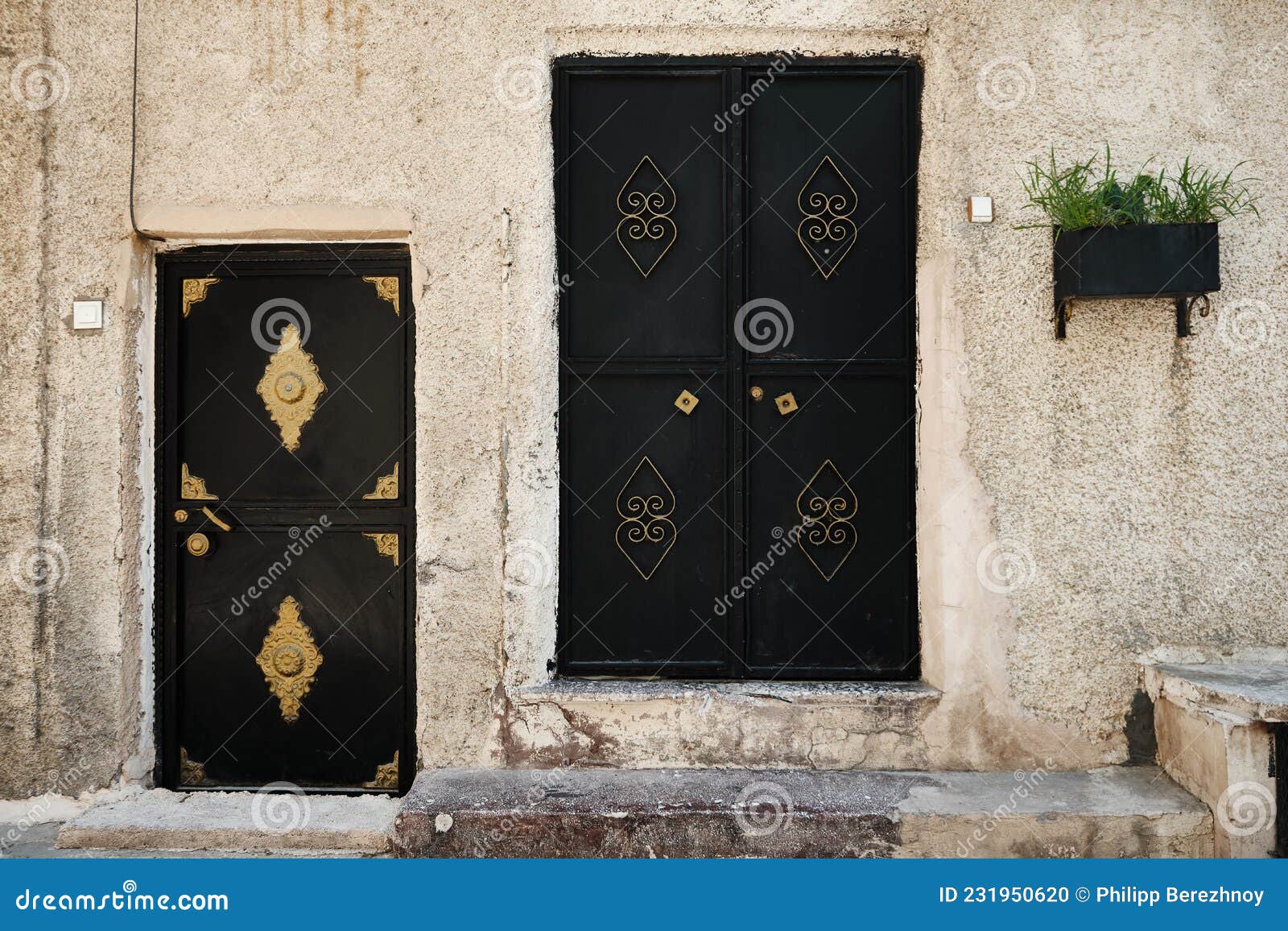 Las Puertas De Entrada De Una Tradicional Casa De Piedra Del Medio Oriente,  Puertas Metálicas Decoradas Con Metal Forjado De Color Cobre En Una Calle De  Una Ciudad Del Medio Oriente Fotos