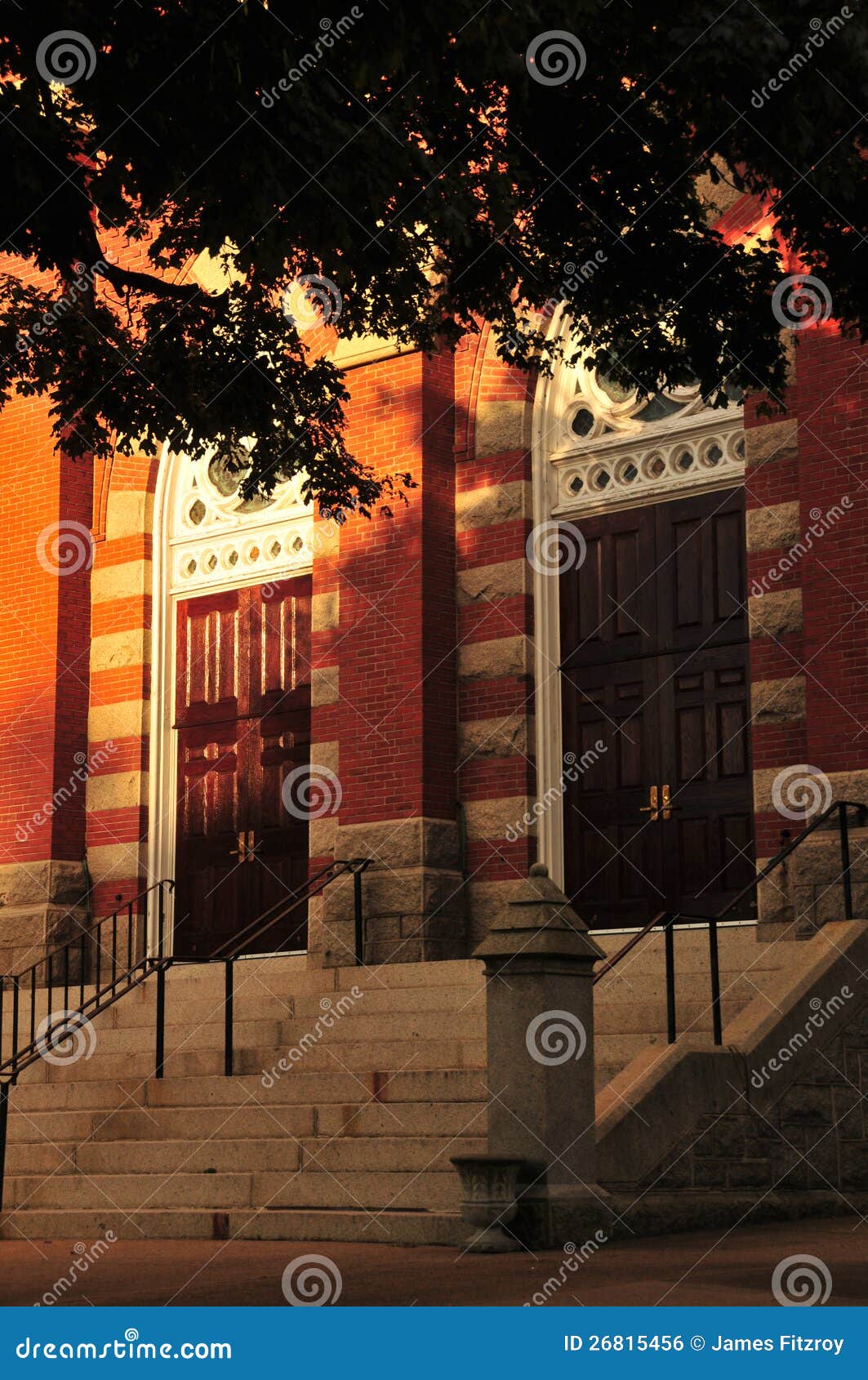 Puertas de la iglesia. Puertas de entrada a una iglesia católica del ladrillo hermoso