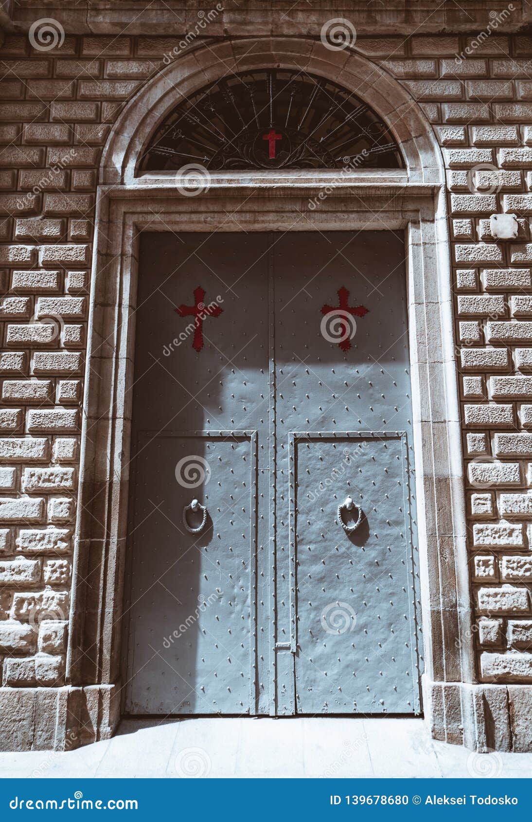 Puertas De La Iglesia Del Metal Con Las Cruces Rojas Foto de archivo -  Imagen de hermoso, calle: 139678680