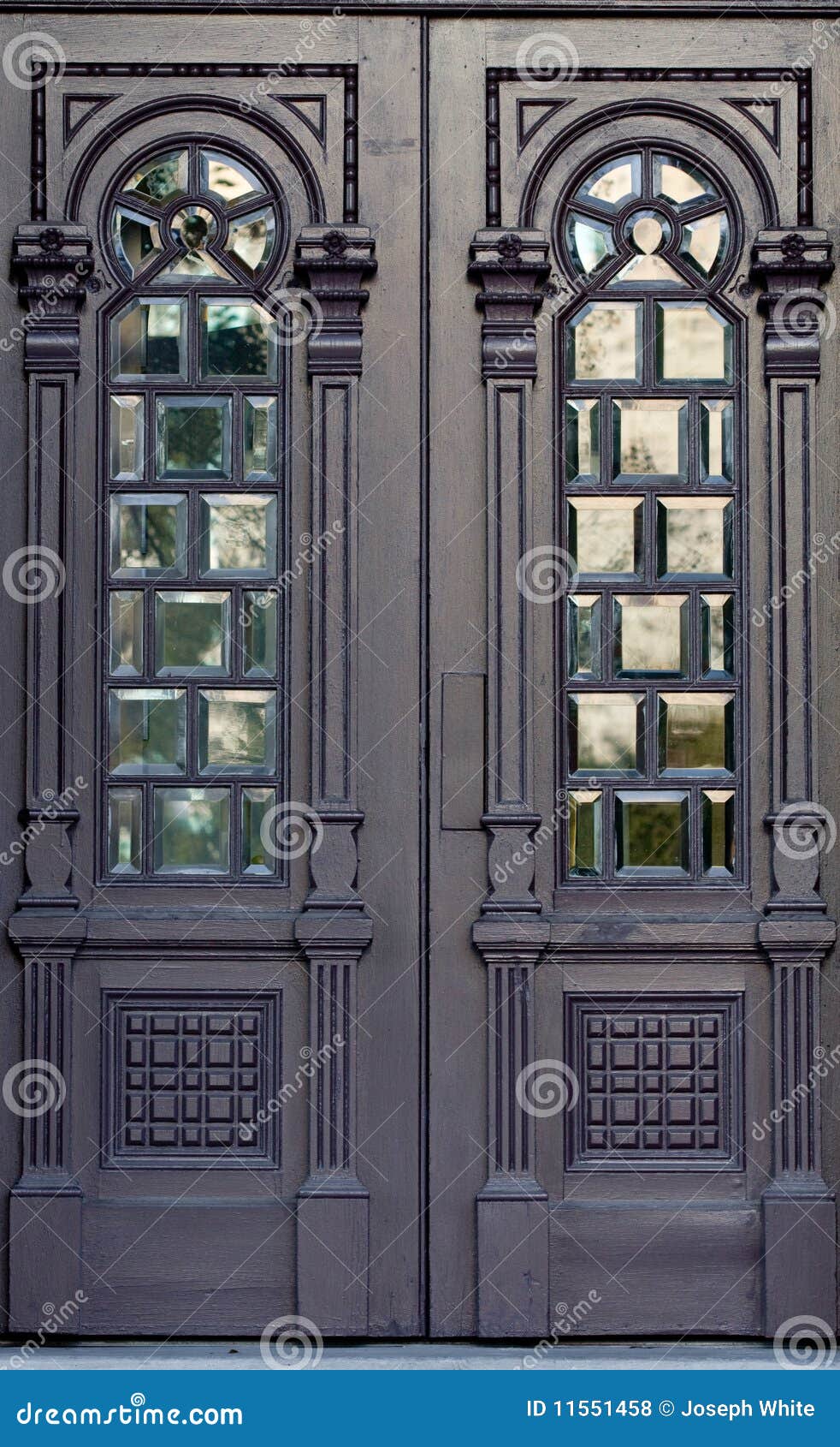 Puertas De Madera Adornadas Foto de archivo - Imagen de detallado