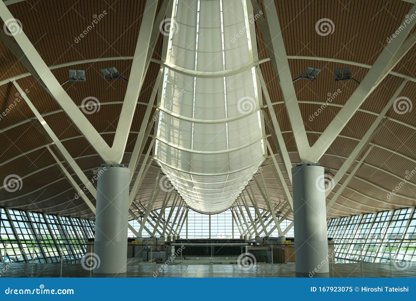 Puertas De Salida De La Segunda Terminal Del Aeropuerto Internacional De  Shanghai Pudong Imagen editorial - Imagen de internacional, puerta:  167923075