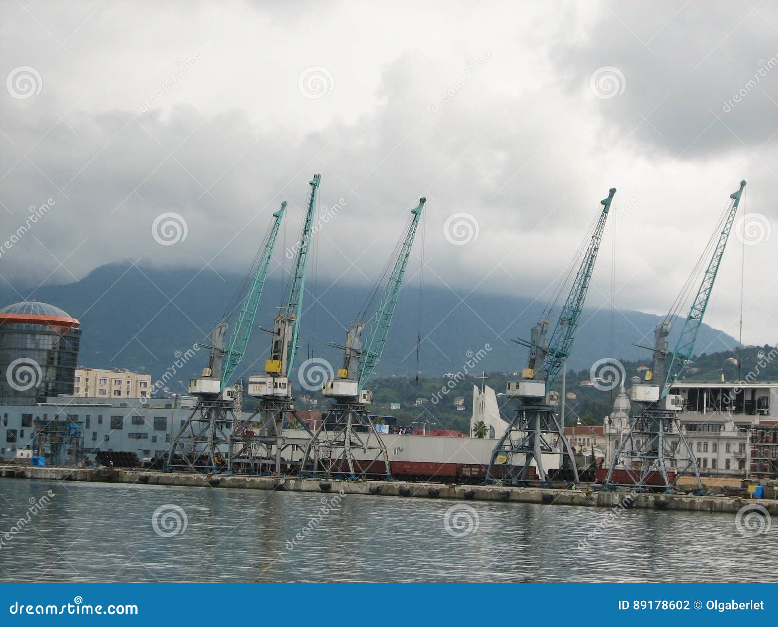 Puerto de Batumi, Adjara, Georgia Buques de carga para los envíos comerciales de importaciones, de exportaciones de los buques del mar y de la logística para la industria