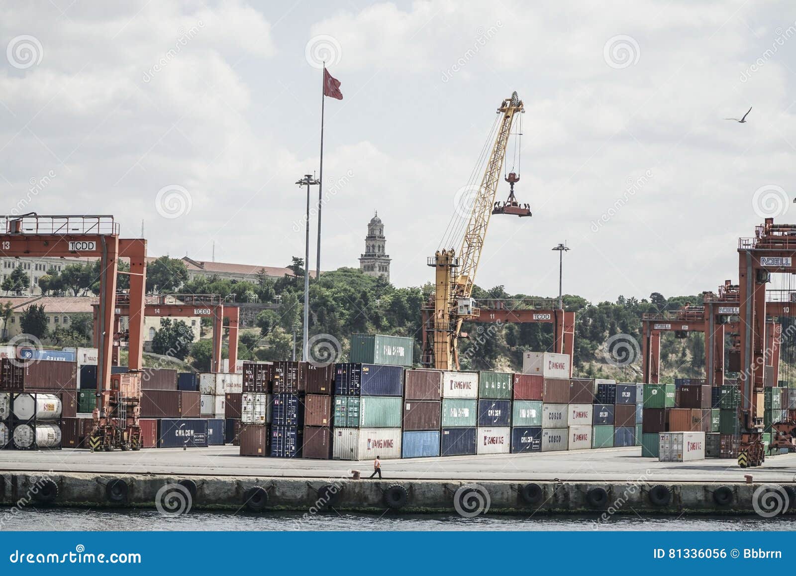 Puerto Del Cargo De Estambul En Turquía Foto editorial Imagen de