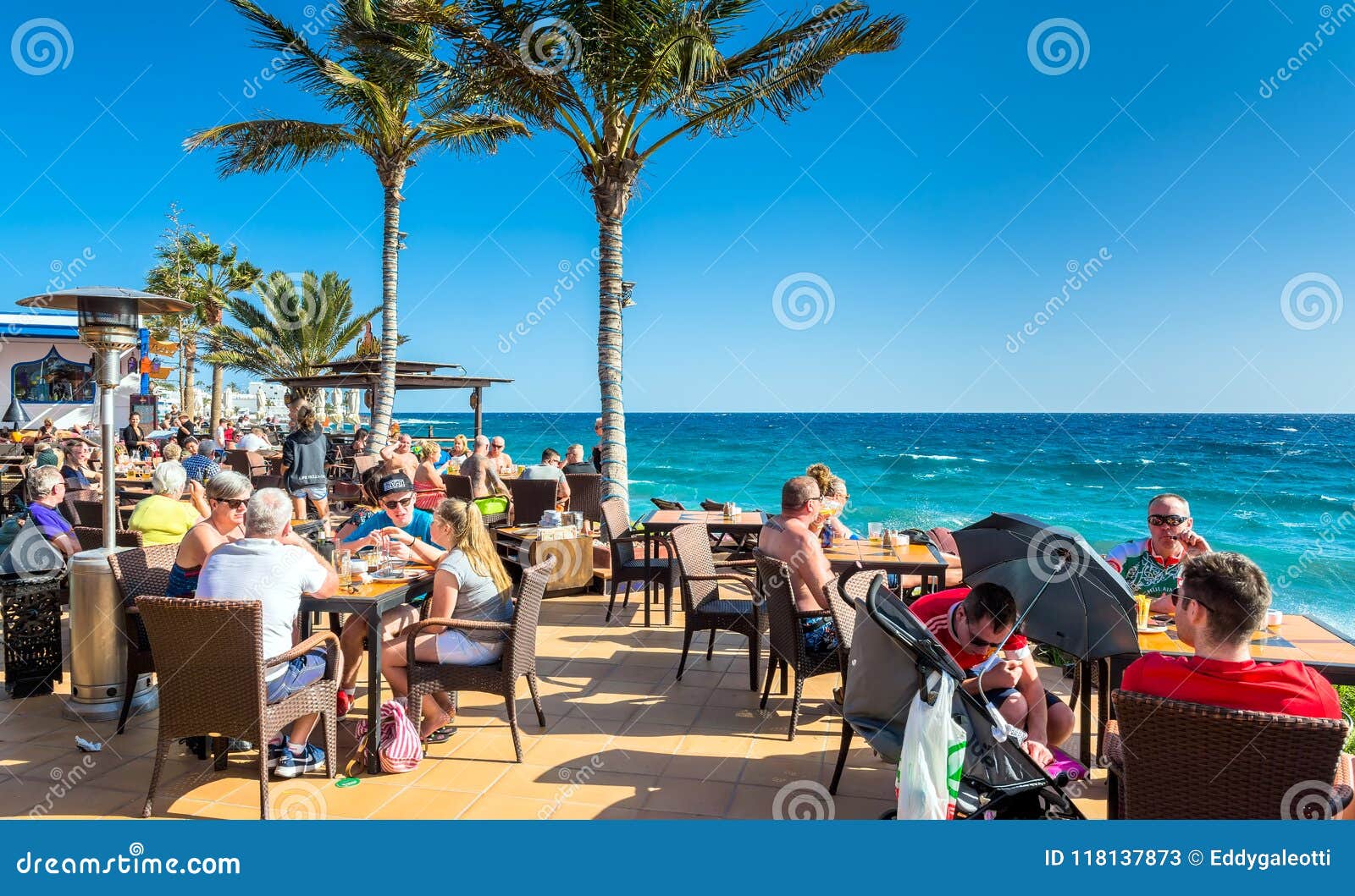sólido En la actualidad Tener cuidado Tourists in Cafe La Ola, Puerto Del Carmen Editorial Stock Photo - Image of  canarias, coast: 118137873