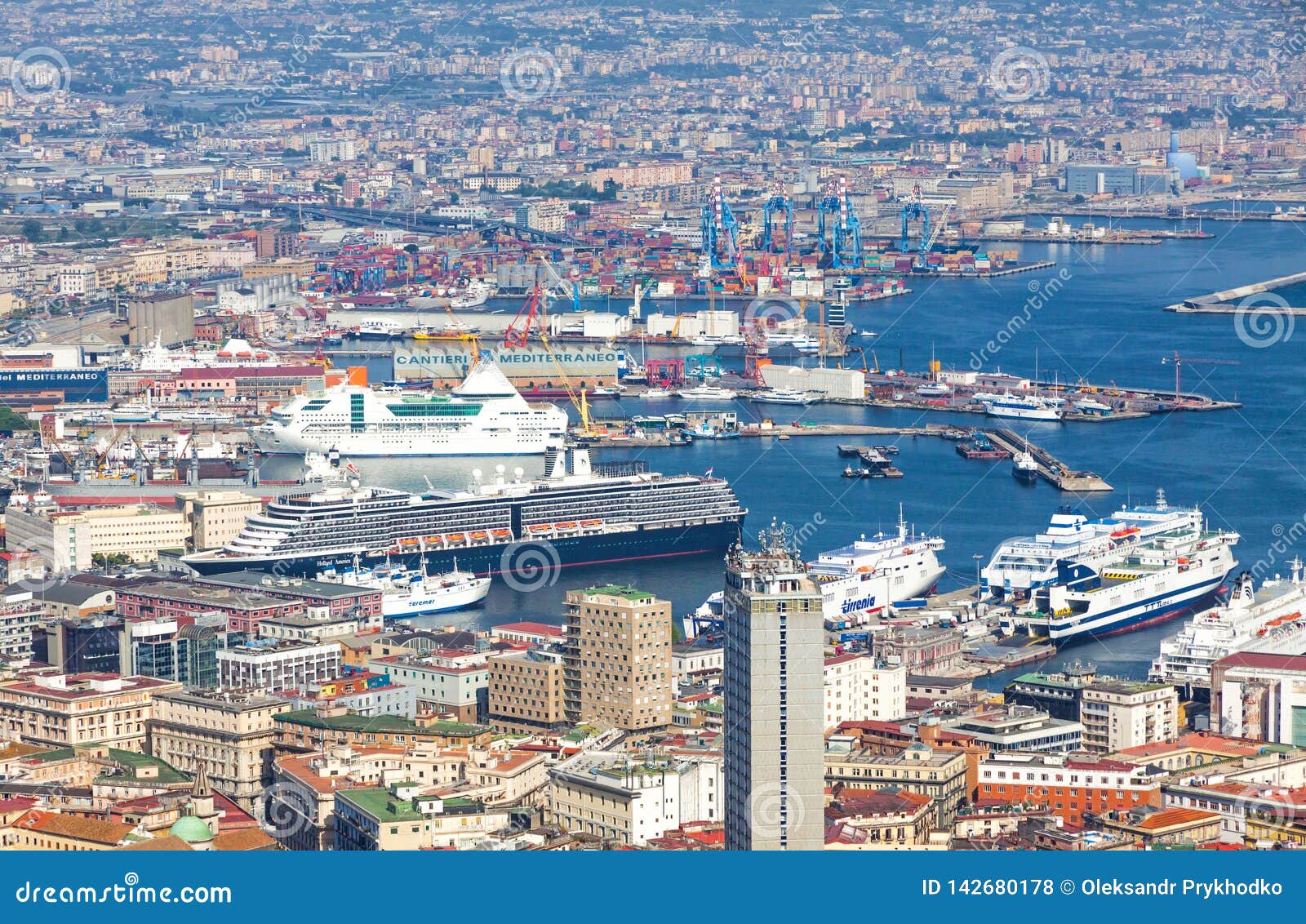 Puerto Marítimo De Nápoles, Italia Foto de archivo editorial - Imagen de  barco, cityscape: 142680178