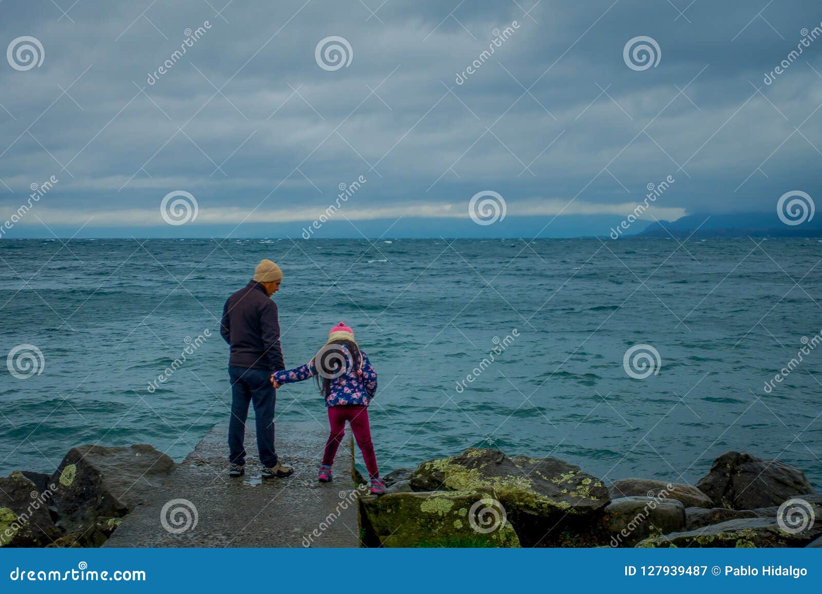 PUERTO VARAS, CHILI, SEPTEMBRE, 23, 2018 : Couples non identifiés observant l'eau sur le patagonia chilien au Chili